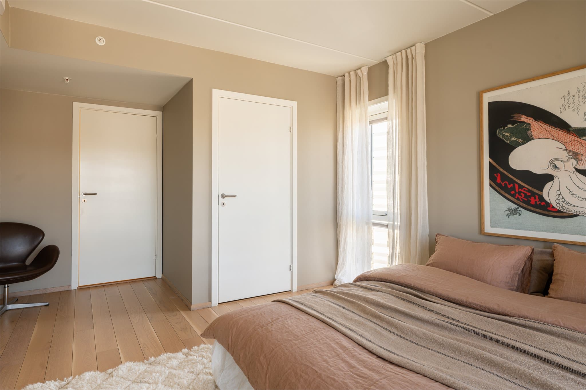 Herfra har man direkte tilgang til et bad og en garderobe hvor man kan plassere klær og andre personlige eiendeler.