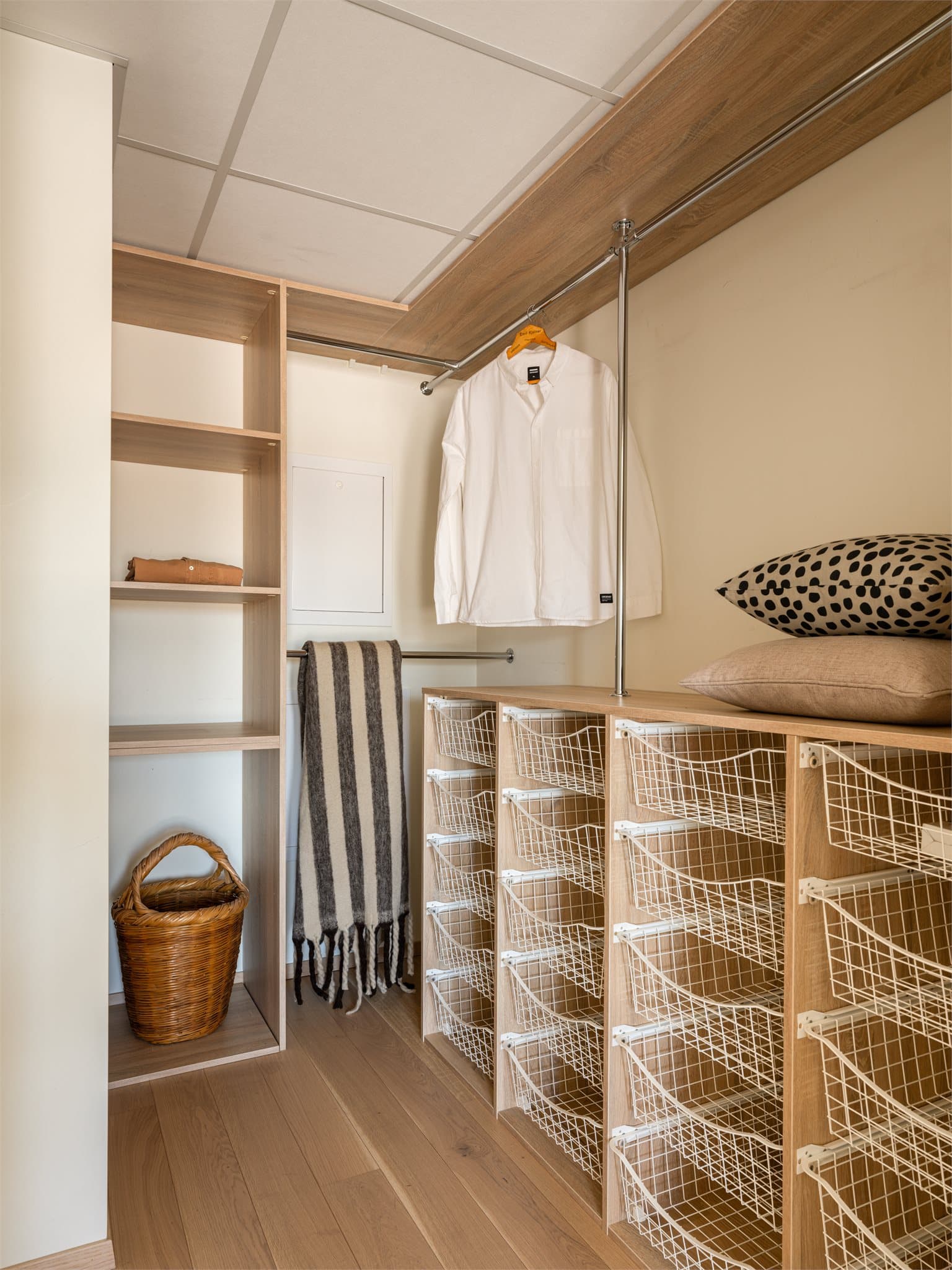 Garderobe med direkte tilgang fra soverommet, med rikelig plass til klær og personlige eiendeler.