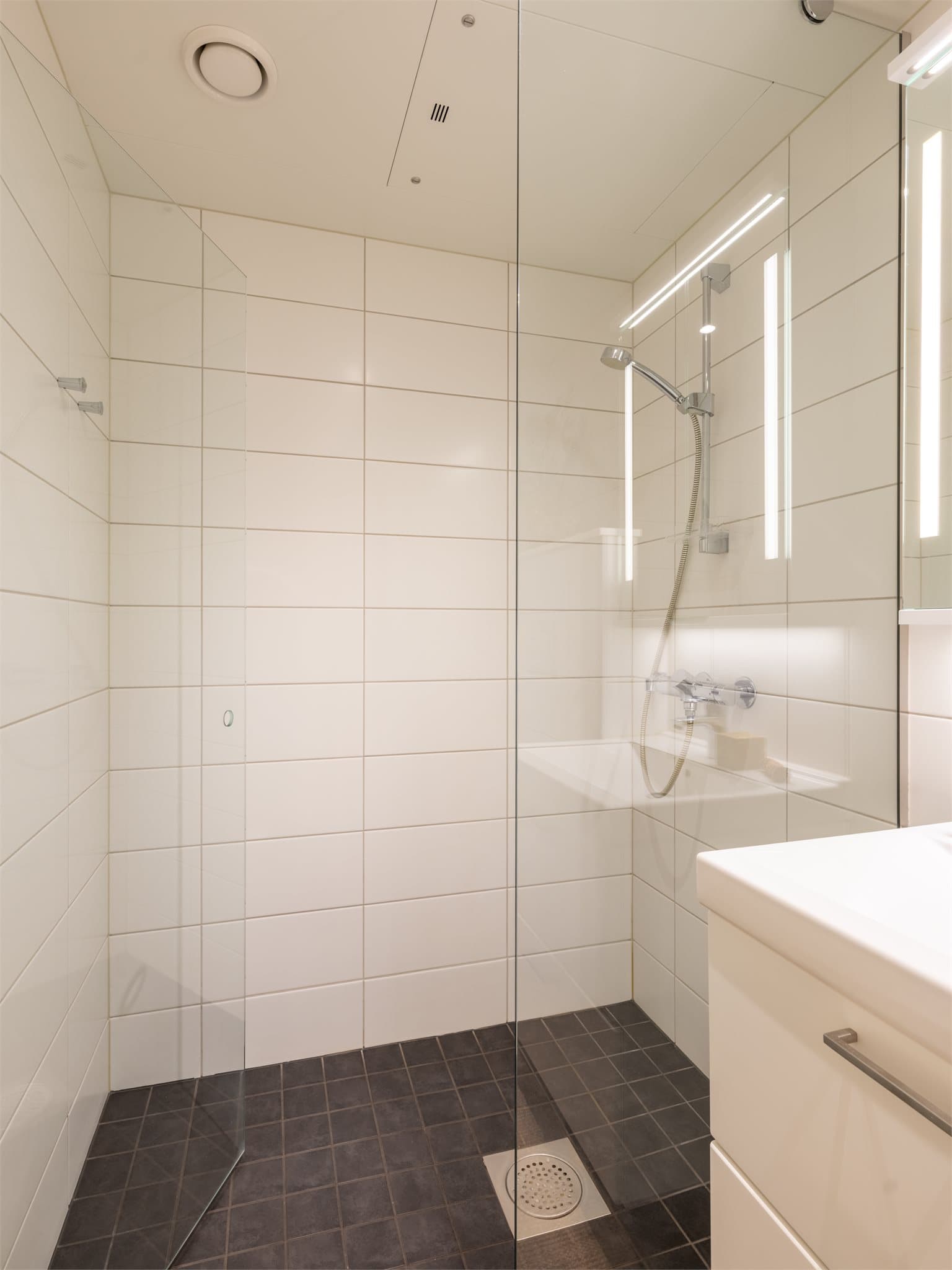 Elektriske varmekabler på badet gir en behagelig komfort i morgen- og kveldsstellet.