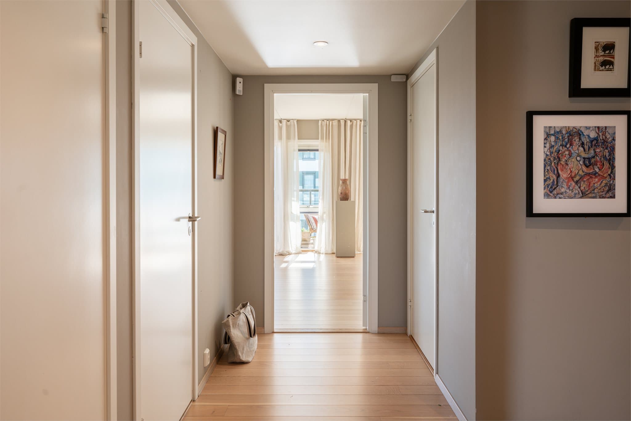 Her bor dere lettstelt og modern i et nyere hjem.