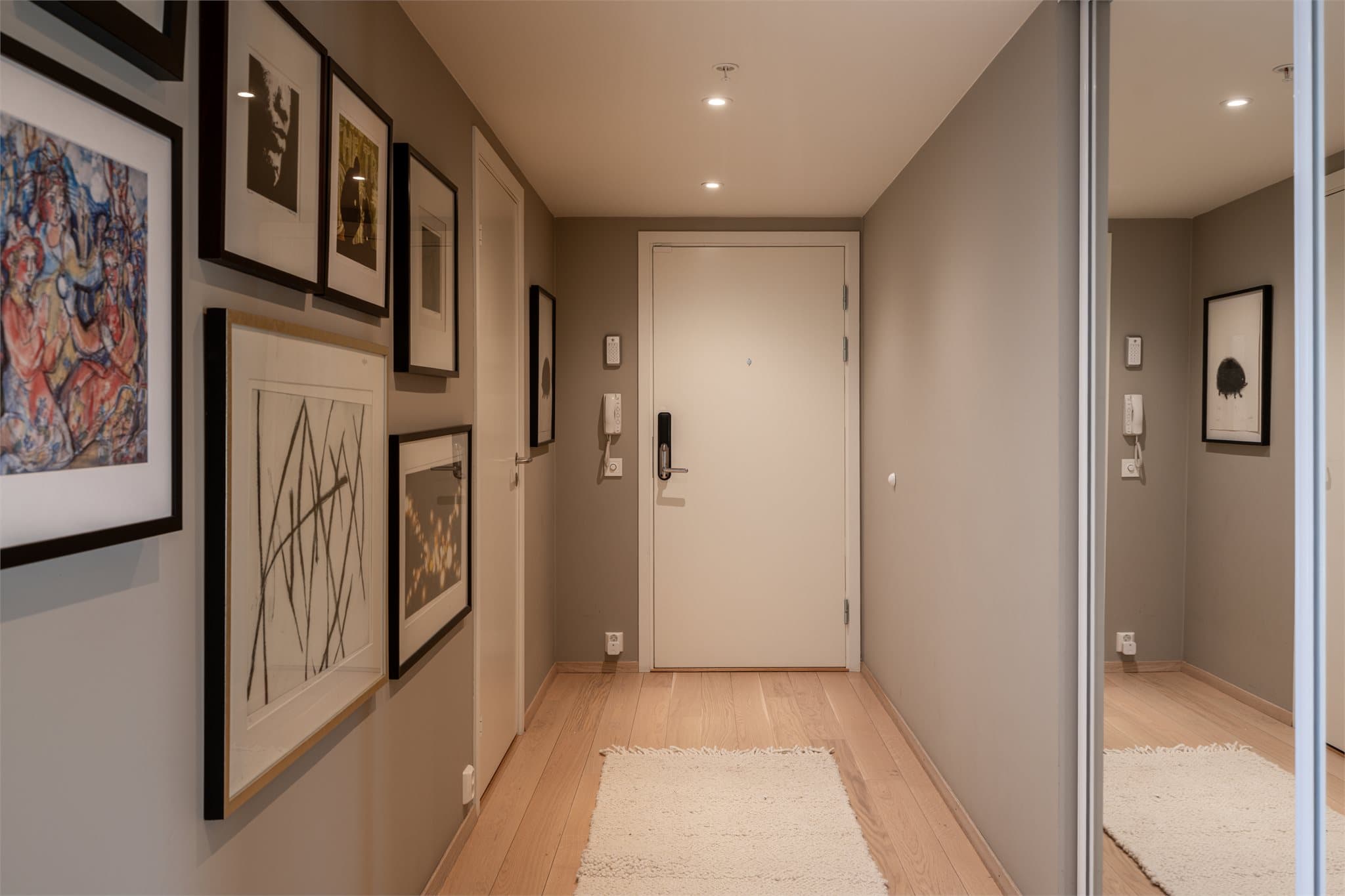 Entréen er utstyrt med en praktisk skyvedørsgarderobe med speilfronter.