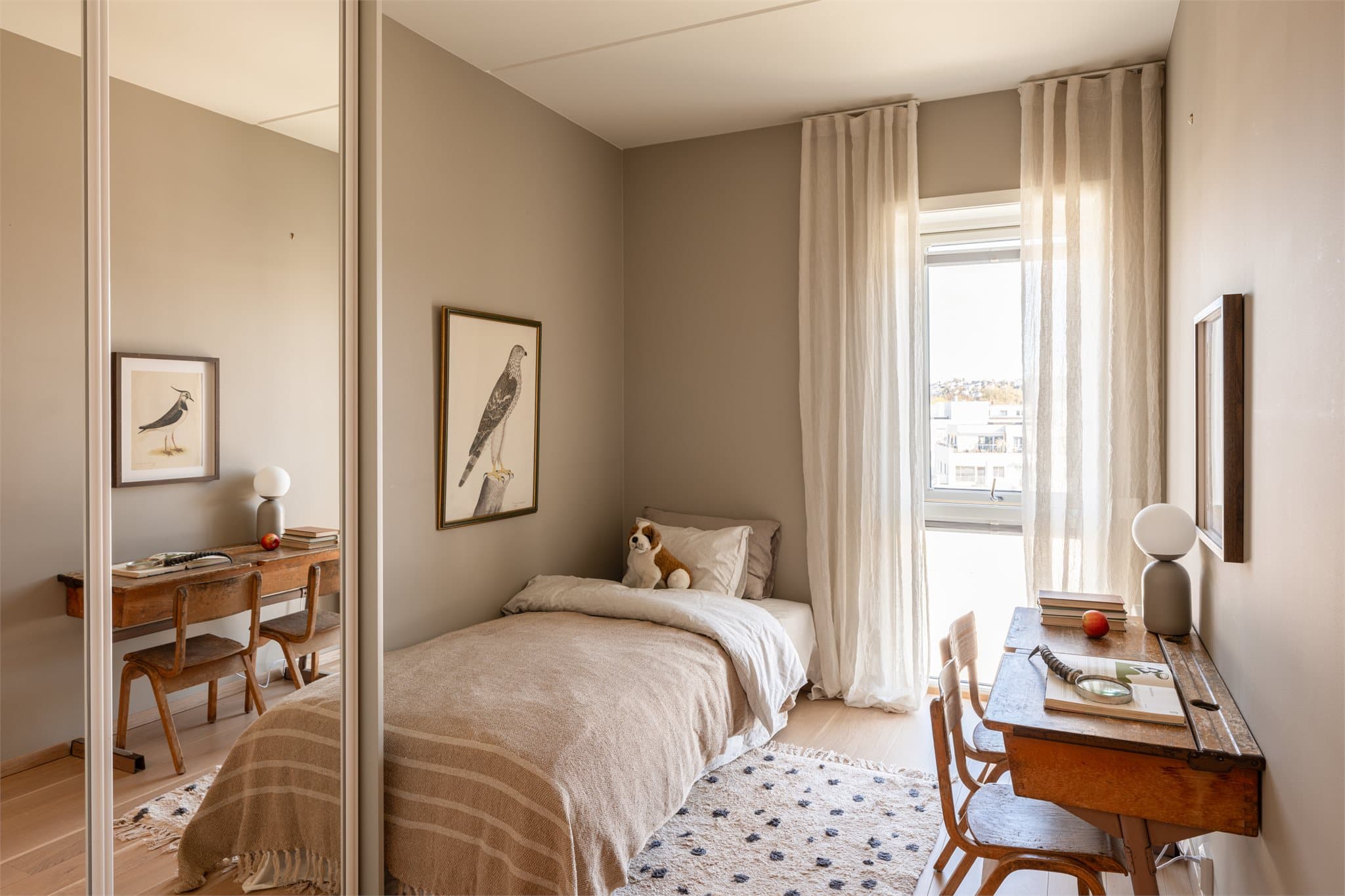 Leilighetens tredje soverom er også av god størrelse og har plass til seng, nattbord og skrivepult. Her er det plassbygd skyvedørsgarderobe med speilfronter.