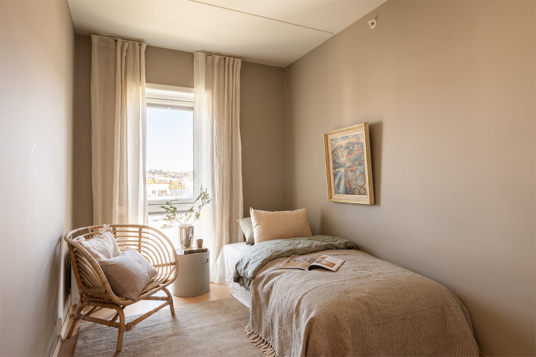 Soverom II er også av god størrelse, med god plass til seng og annet ønsket møblement.