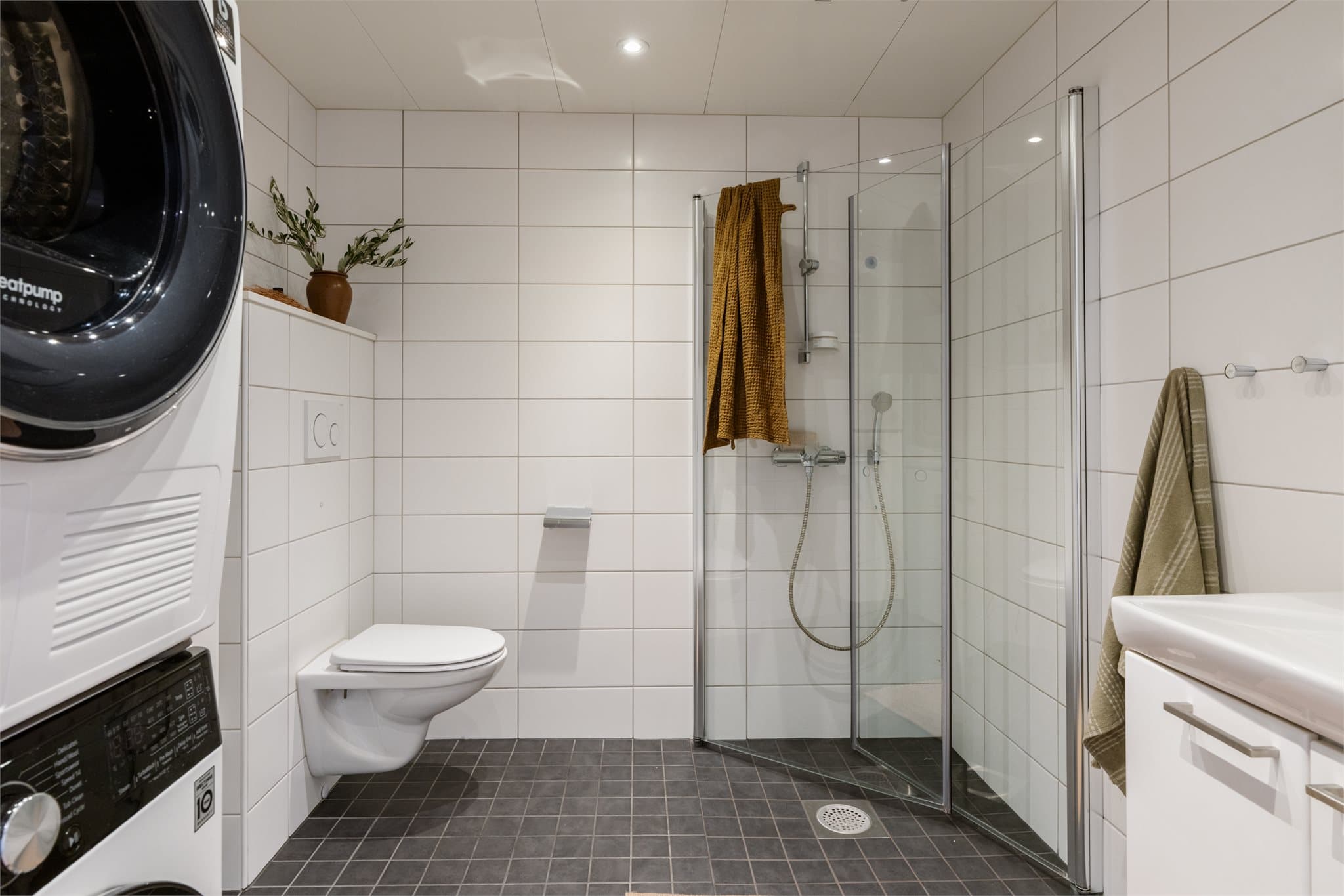 Hovedbadet har inngang fra gangen og fungerer også som vaskerom, med vaskesøyle (vaskemaskin og tørketrommel) som medfølger.