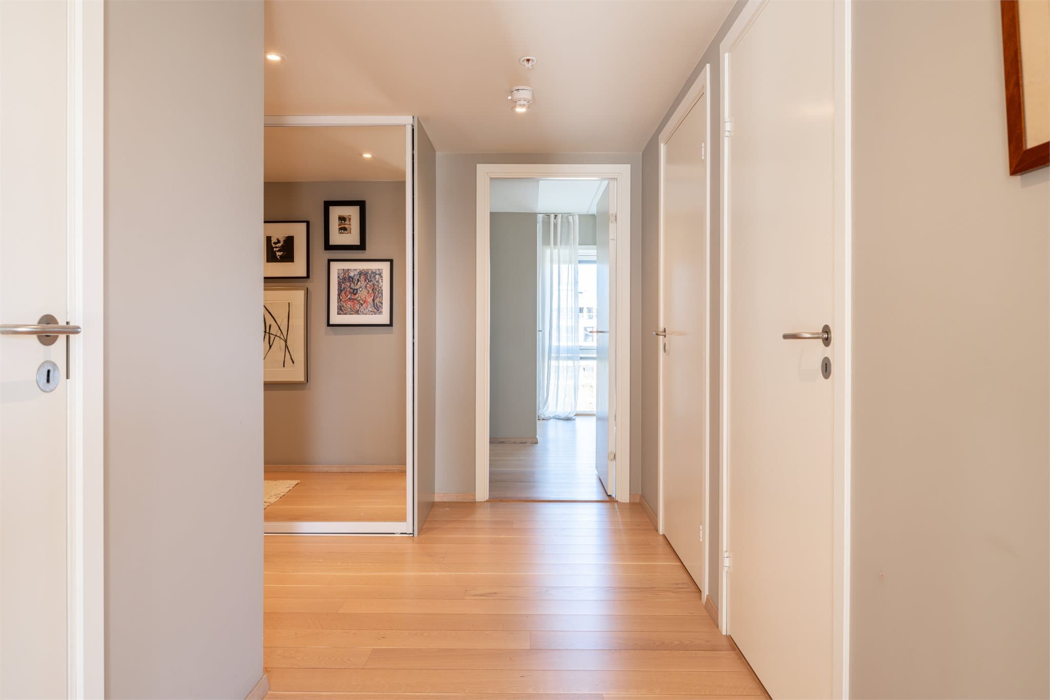 Gangen er romslig og gir en naturlig flyt videre til boligens øvrige rom.