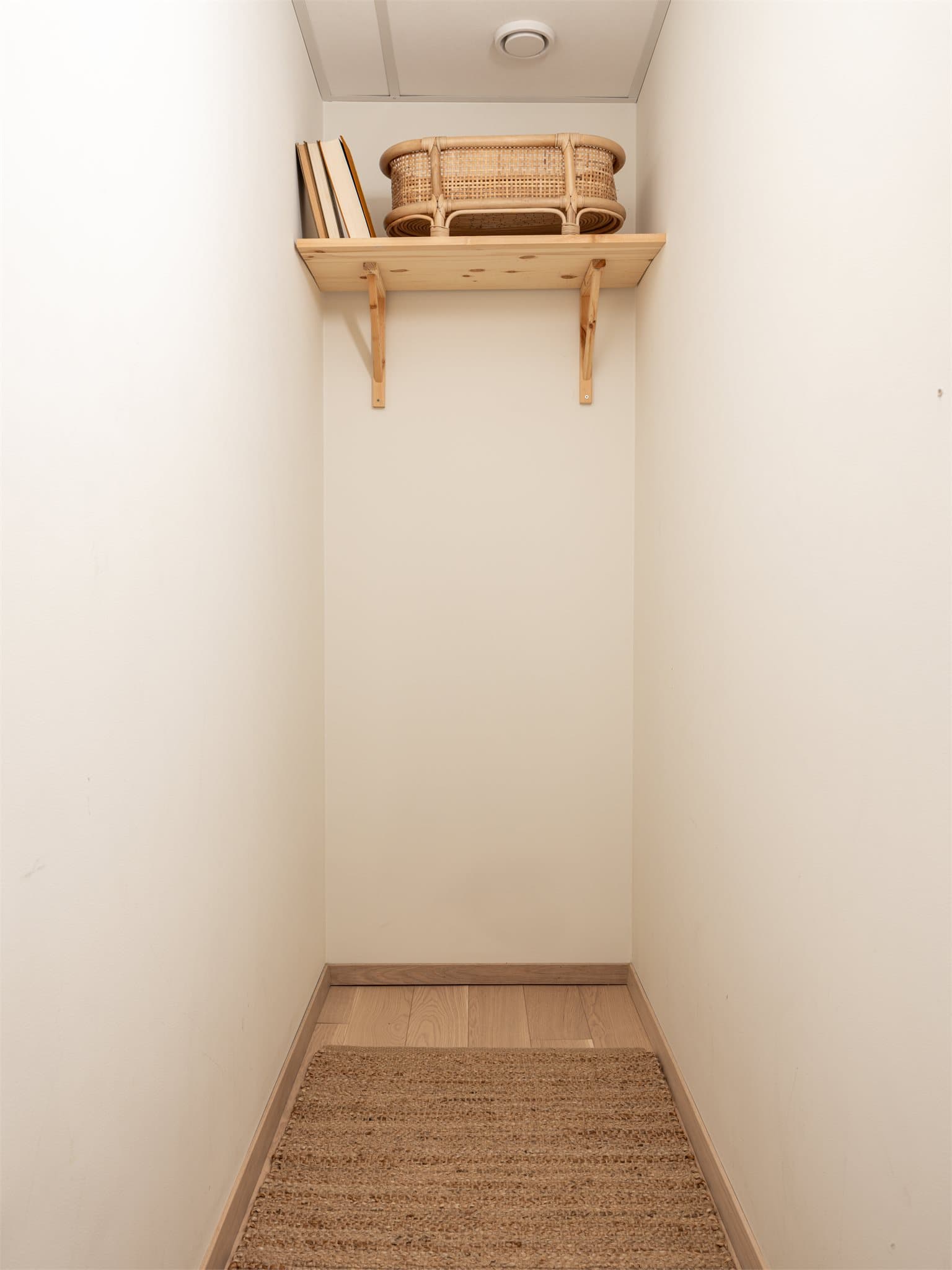 Den innvendige boden gir god plass til ekstra oppbevaring.