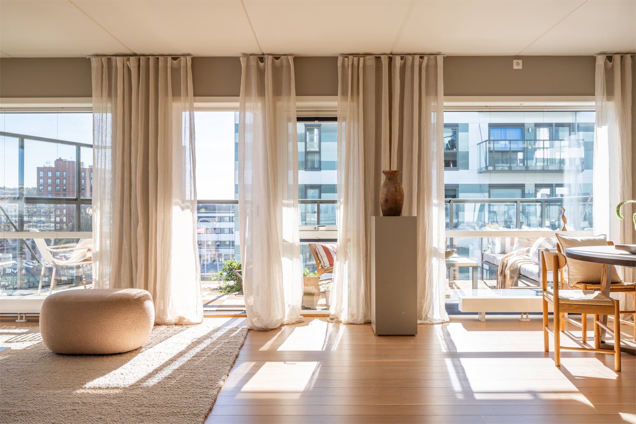 Videre har boligen utgang til en stor balkong med gode solforhold.