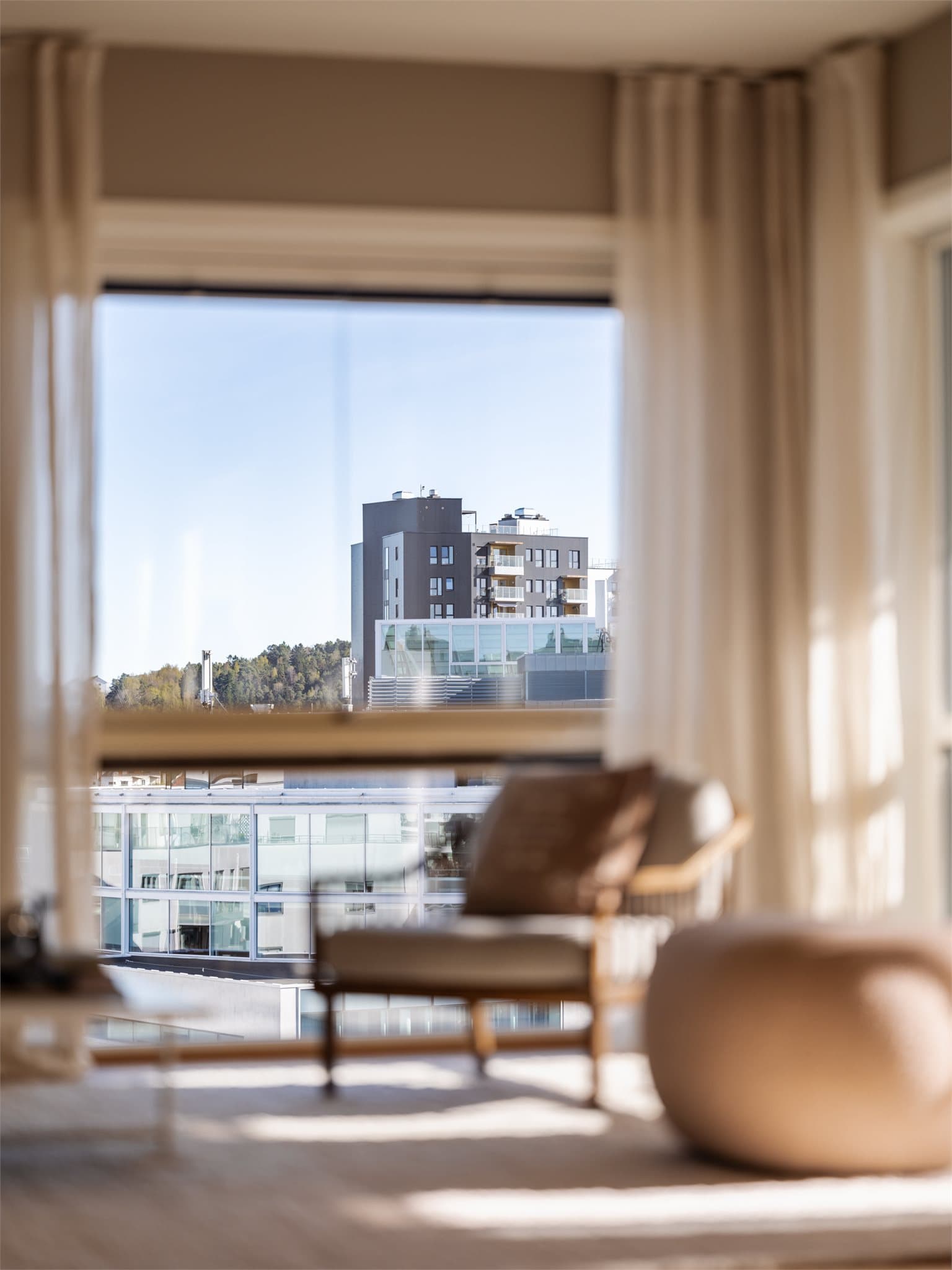 Solrik beliggenhet med vidstrakt utsikt over grøntområder og mot Ekeberg.