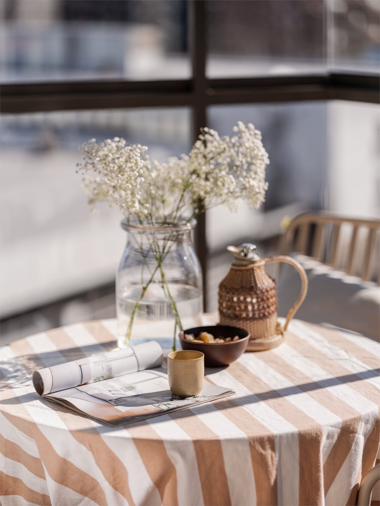 Selger opplyser om sol fra tidlig ettermiddag til rundt kl. 20.30 midtsommers, avhengig av vær.