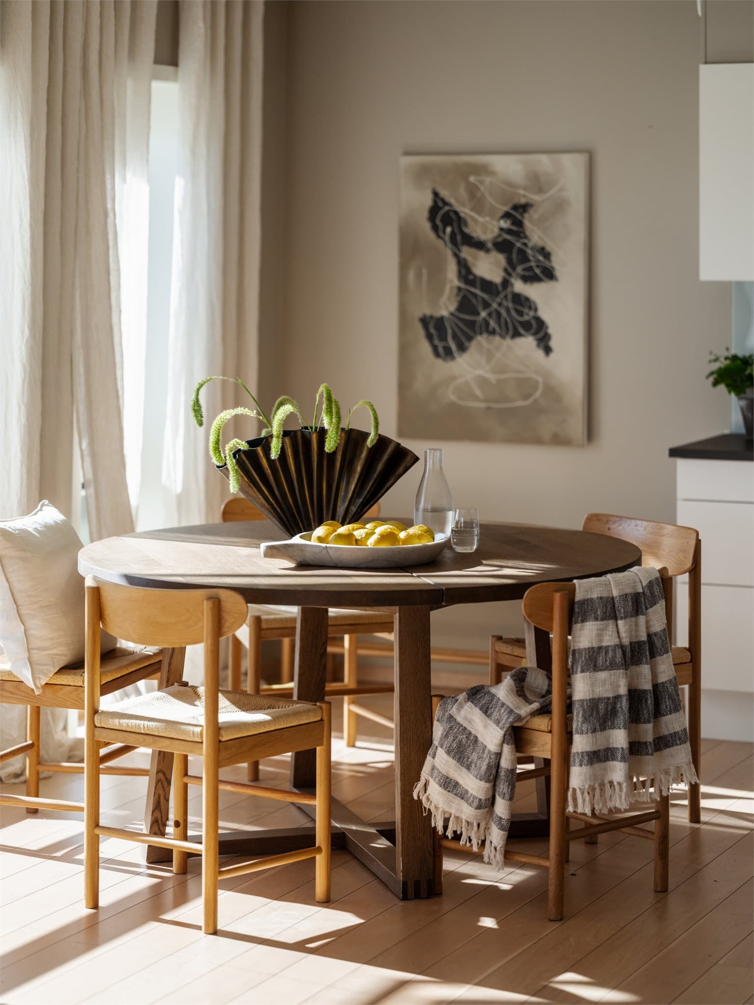 God plass til et stort spisebord hvor venner og familie kan samles til hyggelige middager.