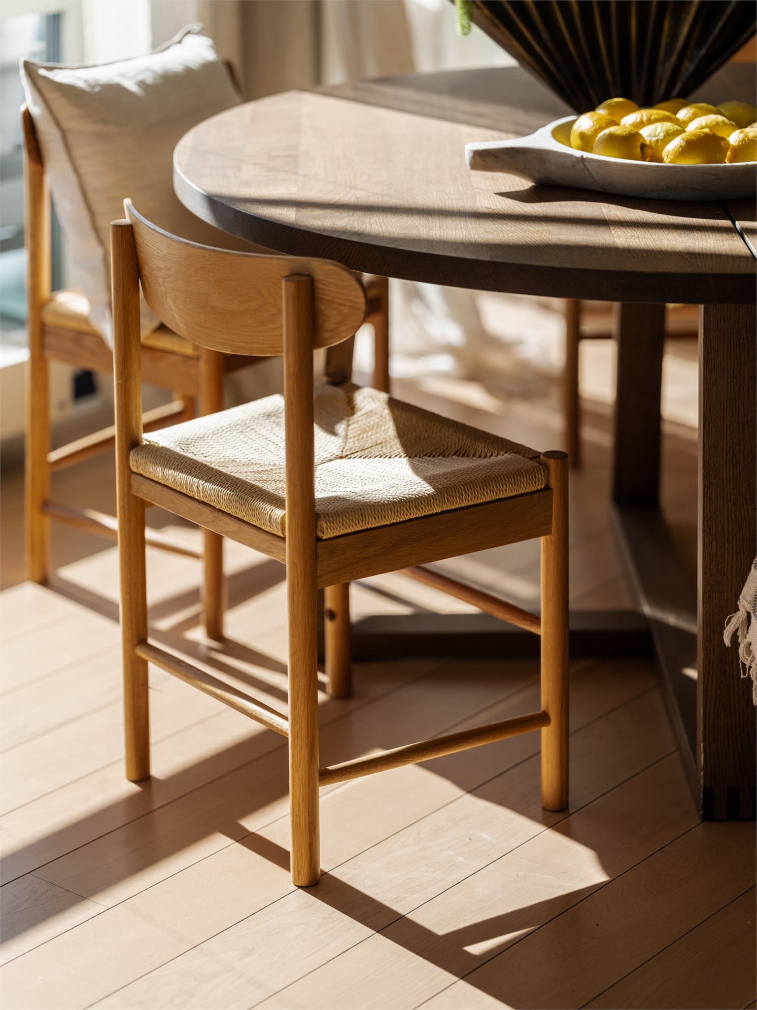 Store vindusflater fra tre sider sørger for rikelig med naturlig dagslys.