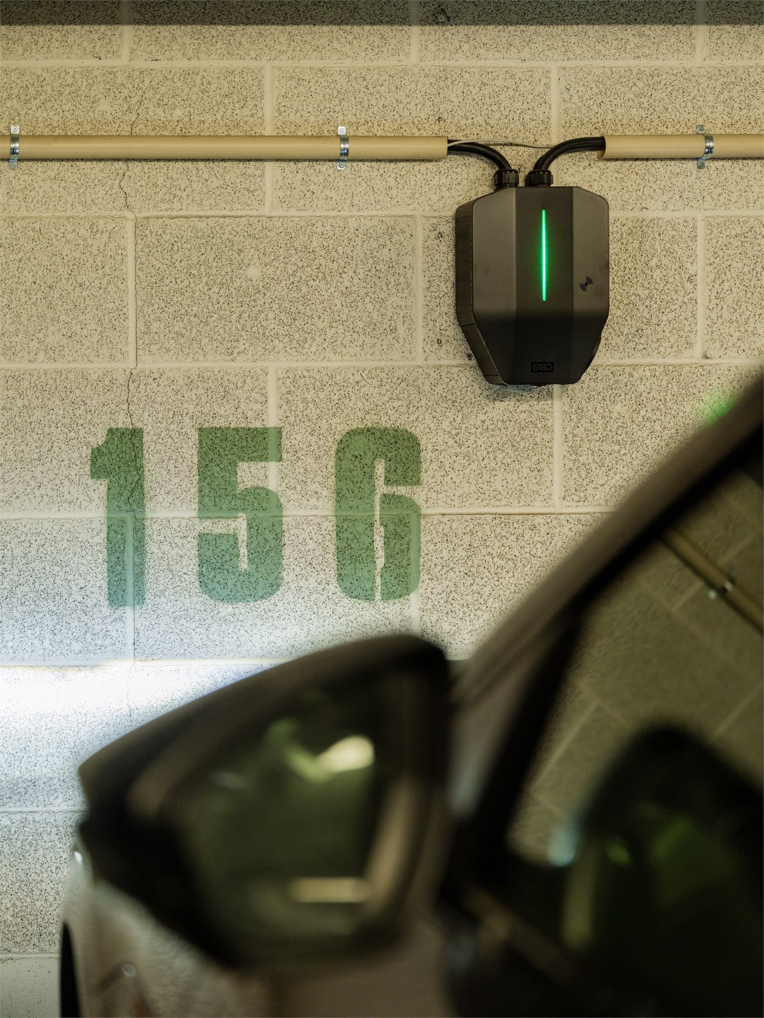 Plassen har lademulighet for elbil. Lading administreres av Wattif og koster 89 kr pr. måned pluss 1 kr/kWh.