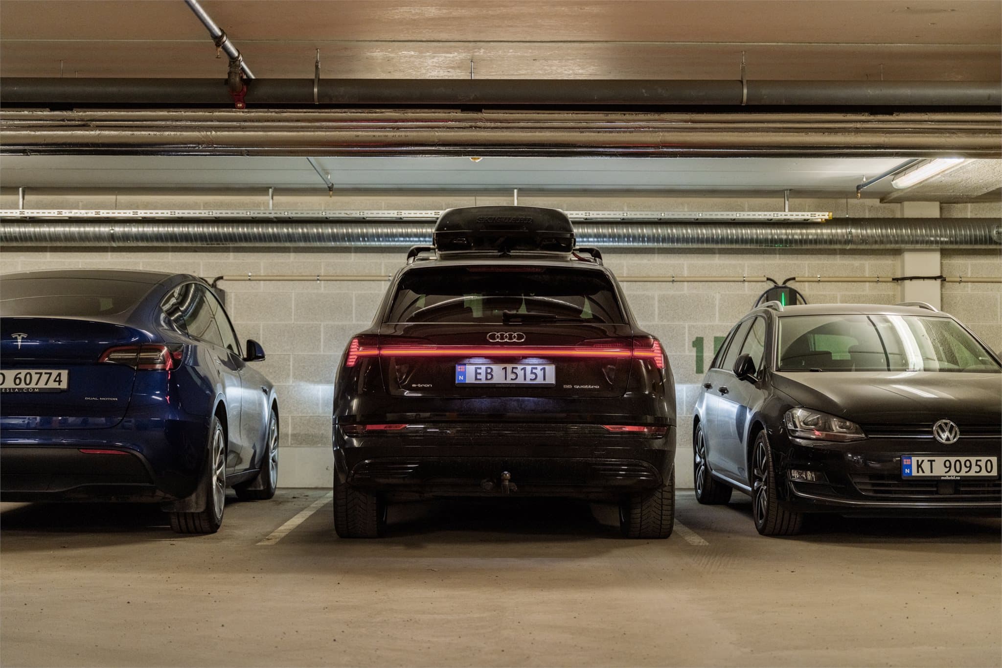 Ta heisen ned til garasjeplan hvor det medfølger en egen parkeringsplass.