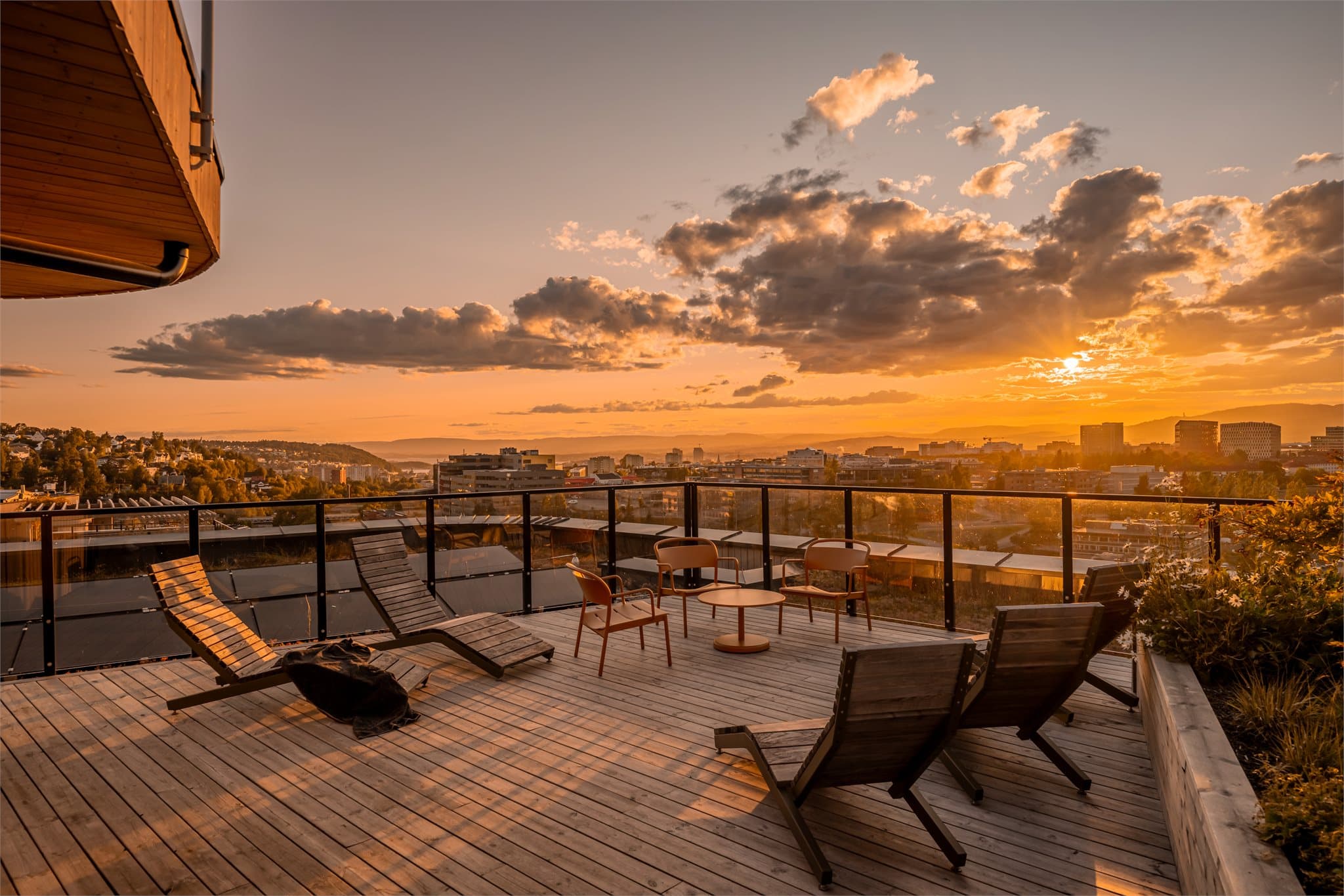 Nyt utsikten fra sameiets attraktive takterrasse.