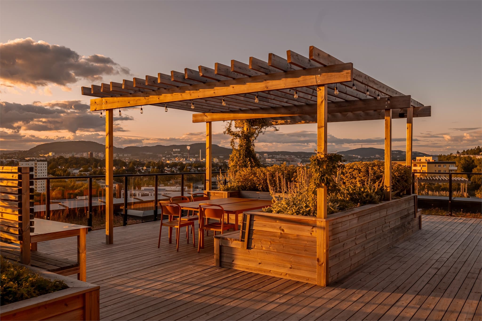 Pergola, grill og gode sitteplasser gjør takterrassen til en attraktiv møteplass.