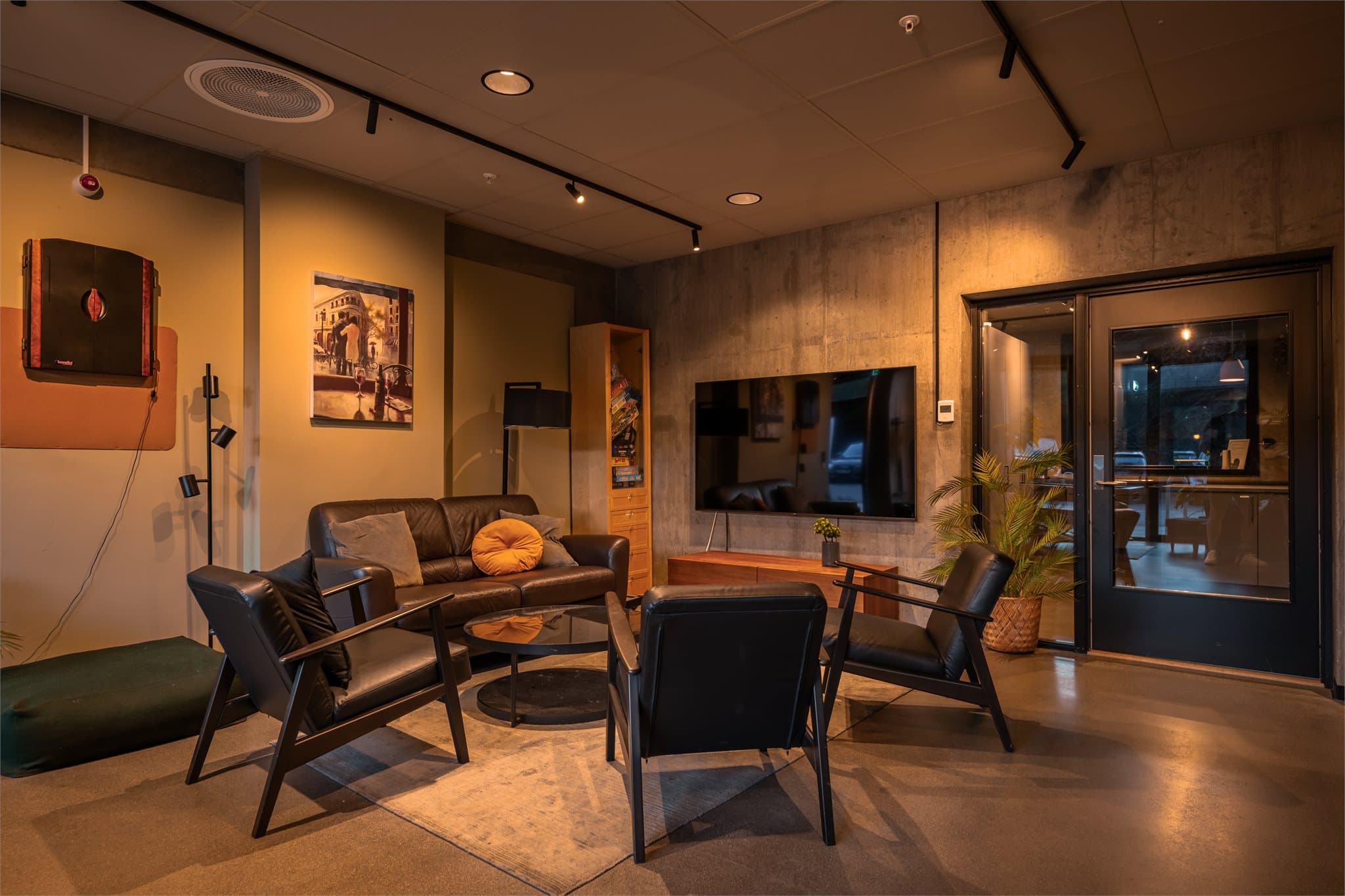 En innbydende lounge som kan benyttes til både avslapning og sosiale sammenkomster.