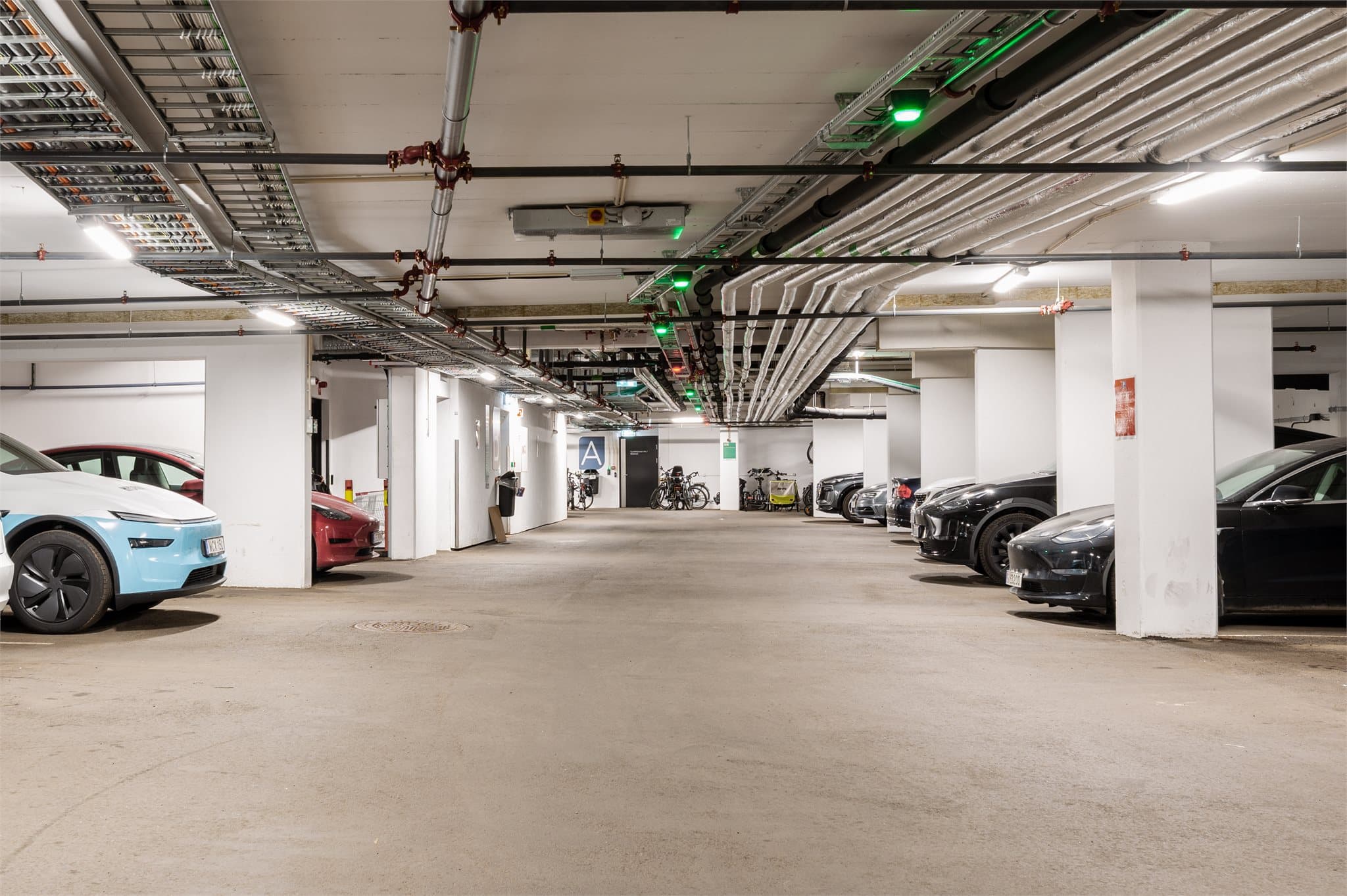 Eiendommen har et fleksibelt parkeringstilbud med et flytende bookingsystem, hvor beboere kan leie parkeringsplass ved behov for kr 6 per time. Det er også mulighet for elbillading på de tilgjengelige plassene.