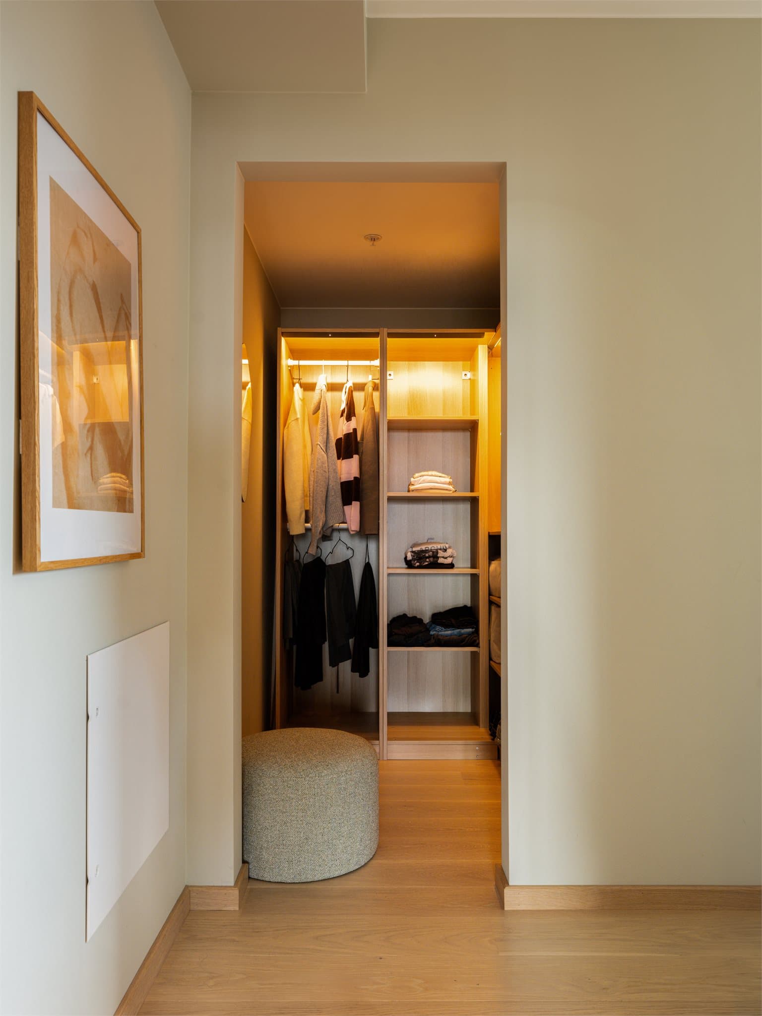 Direkte adkomst til walk-in-closet gir praktiske oppbevaringsmuligheter.