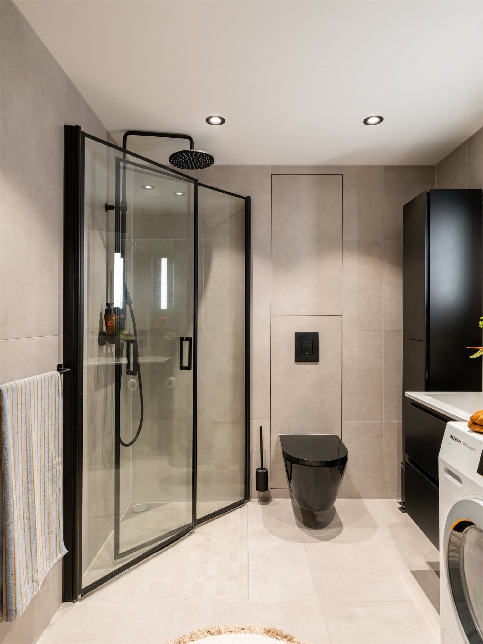 Badet er oppgradert med eksklusiv baderomsinnredning og store 60 x 60 cm fliser. De store flisformatene gir badet et elegant og moderne uttrykk.