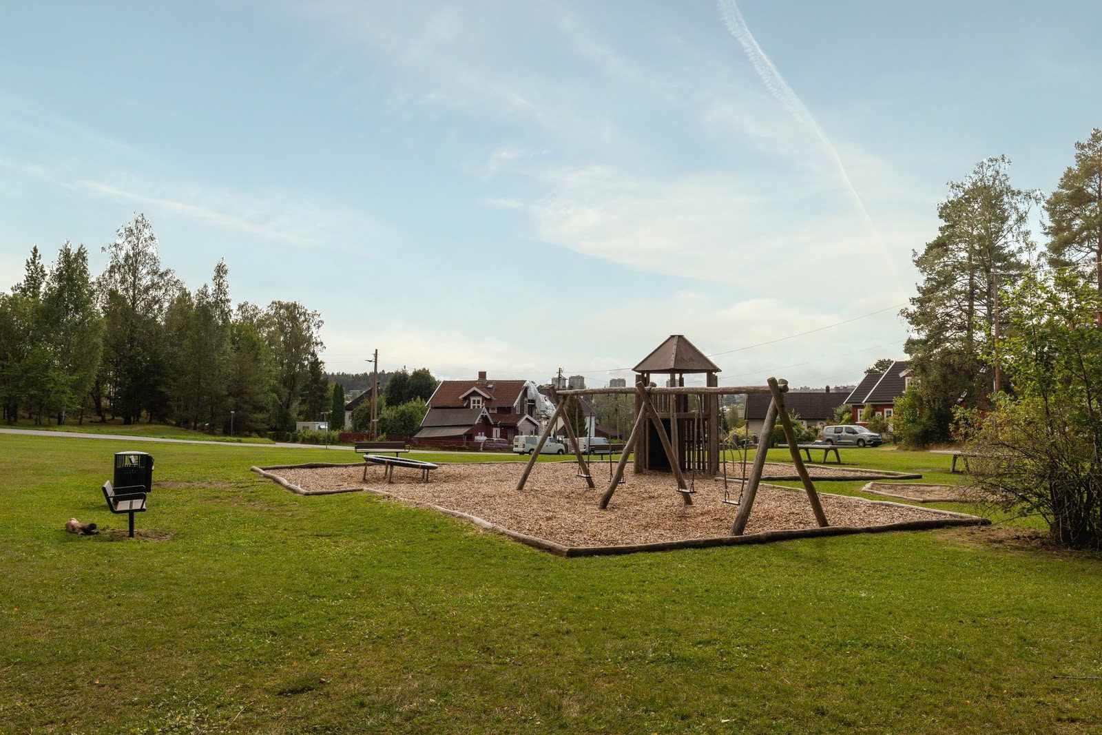 Rett bak boligen finner du Skøyenparken med blant annet ærverdige Nordre Skøyen Hovedgård som kan leies for private arrangementer.