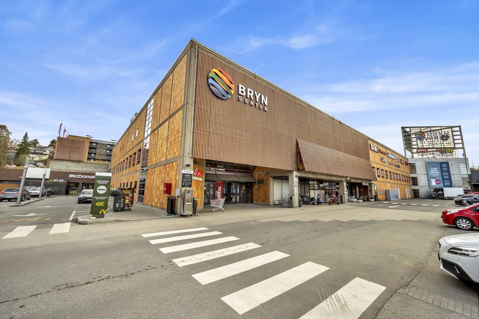 Bryn senter finner du ikke langt fra leilighete, masser av butikker, caféer, treningssenter m.m.