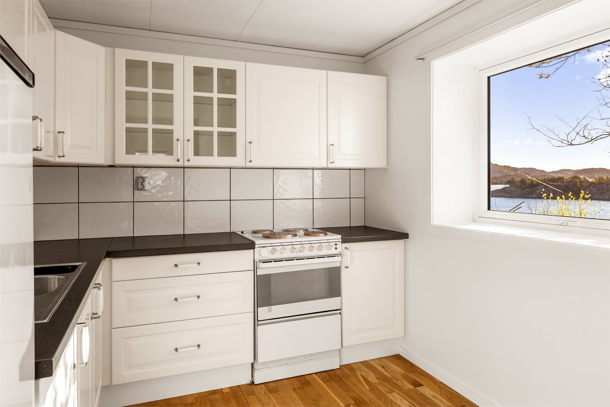 Kjøkkeninnredning fra IKEA med profilerte fronter og benkeplate i laminat