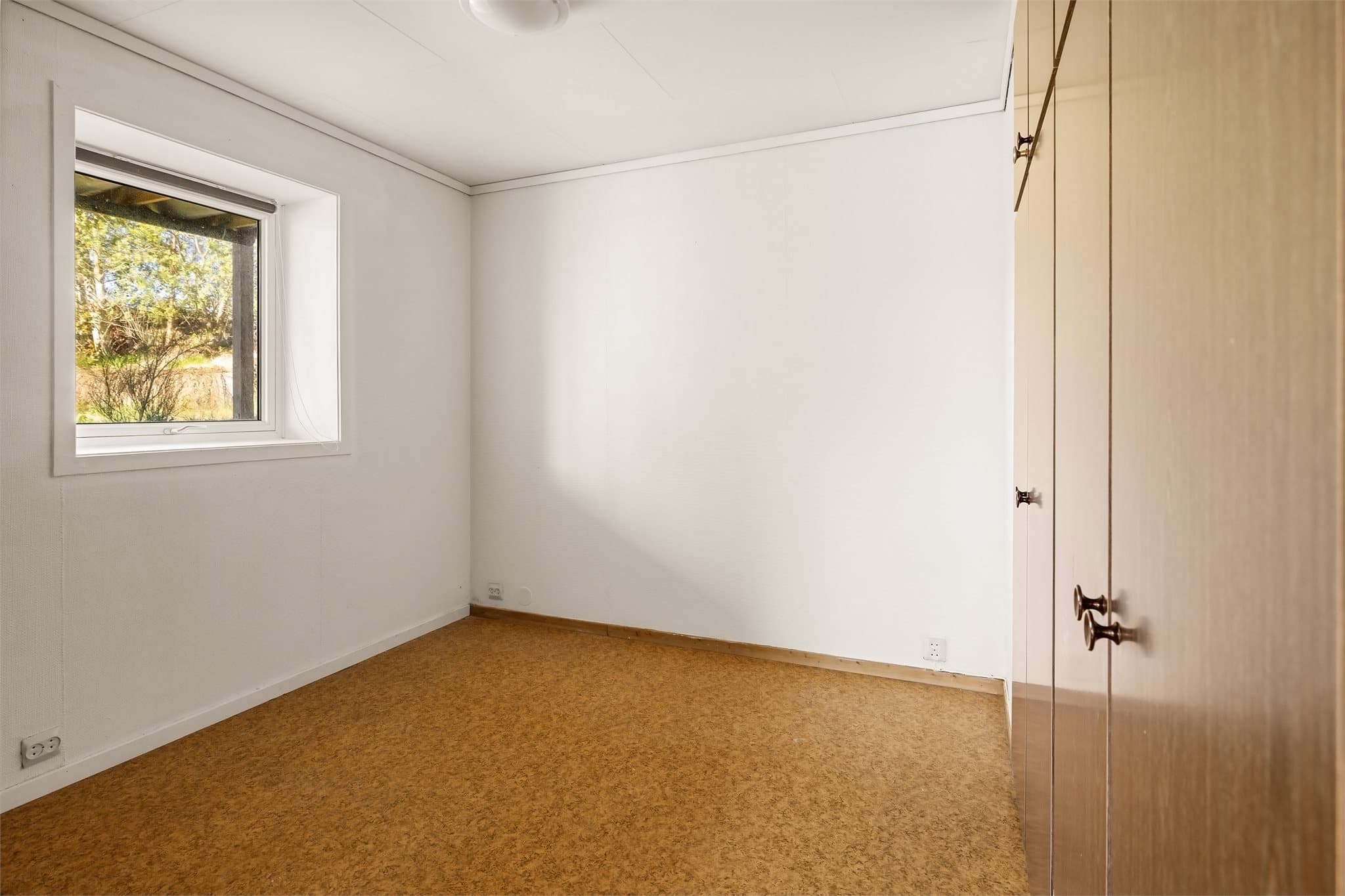 Romslig soverom på 8,3m² med god skapplass