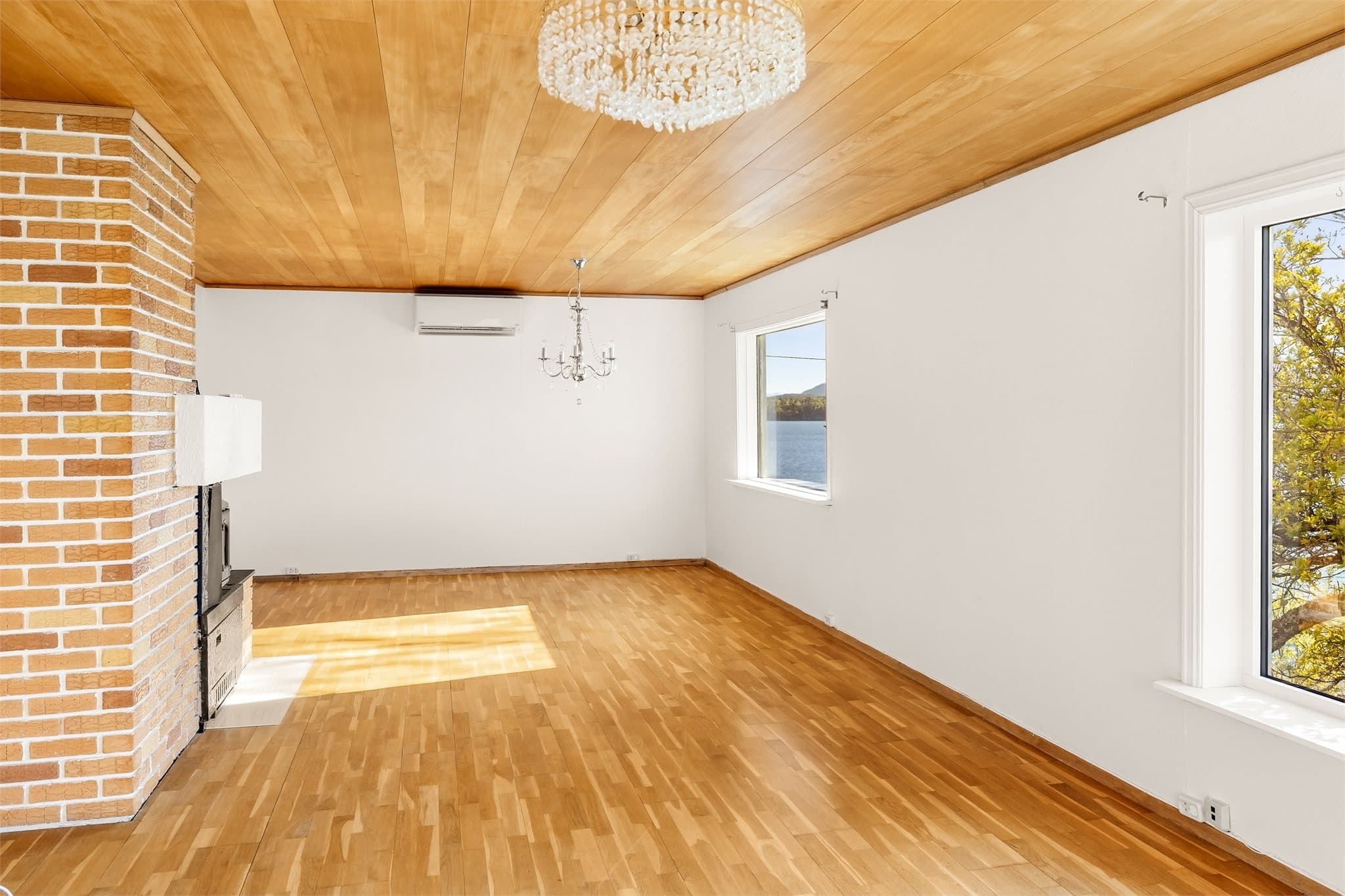Hovedetasjen har en totalt BRA-i på 83m²