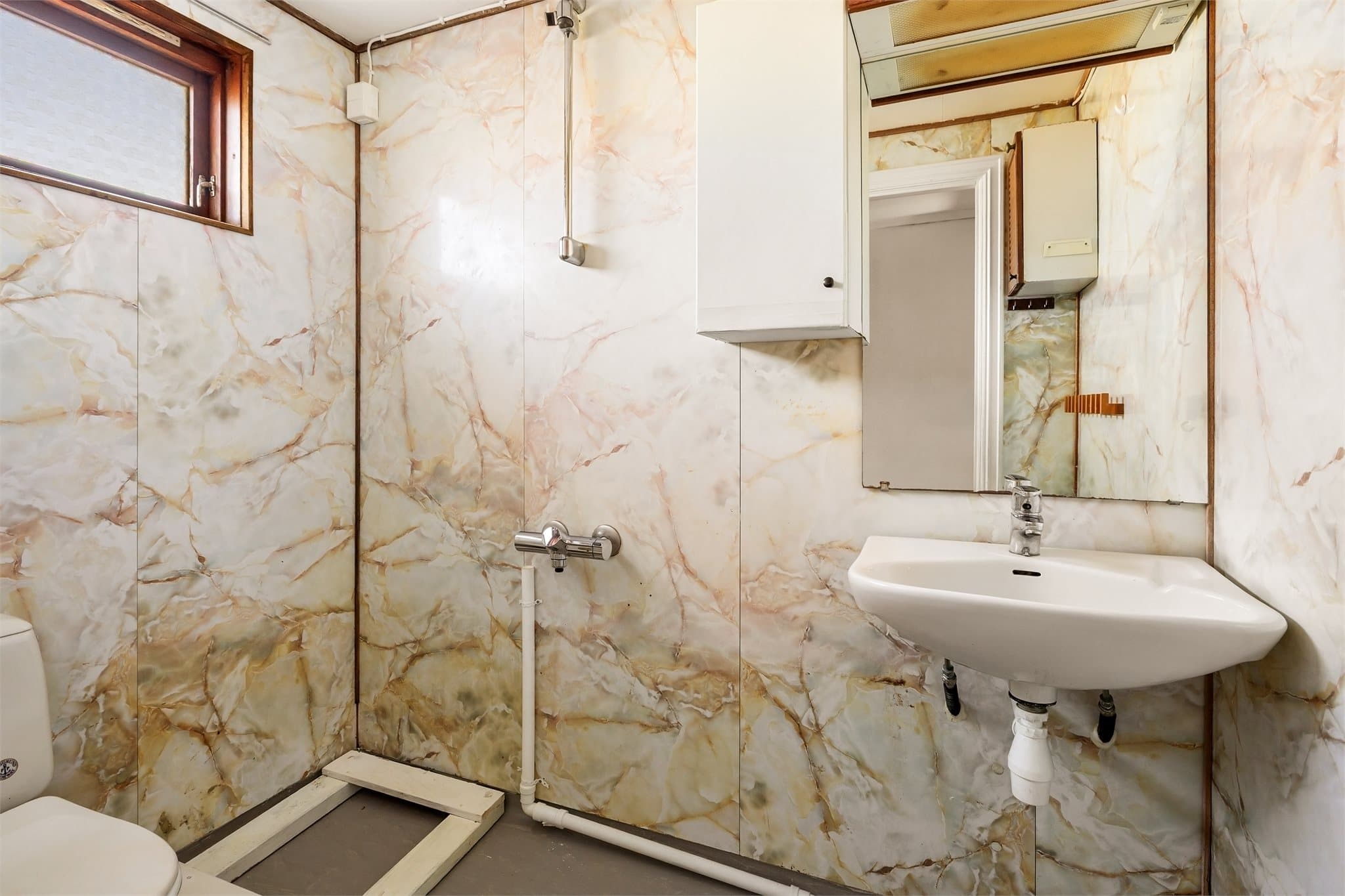 Hovedetasjens andre bad måler 2,6m²