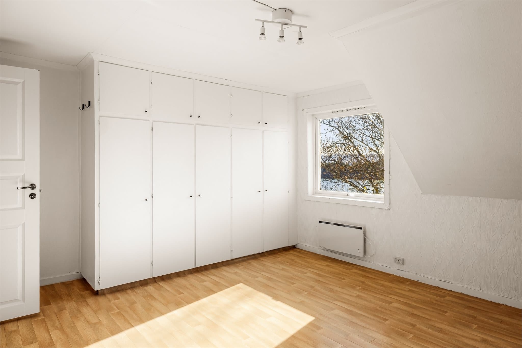 Her har man rikelig med plass til dobbelseng i ønsket størrelse, og tilhørende møblement