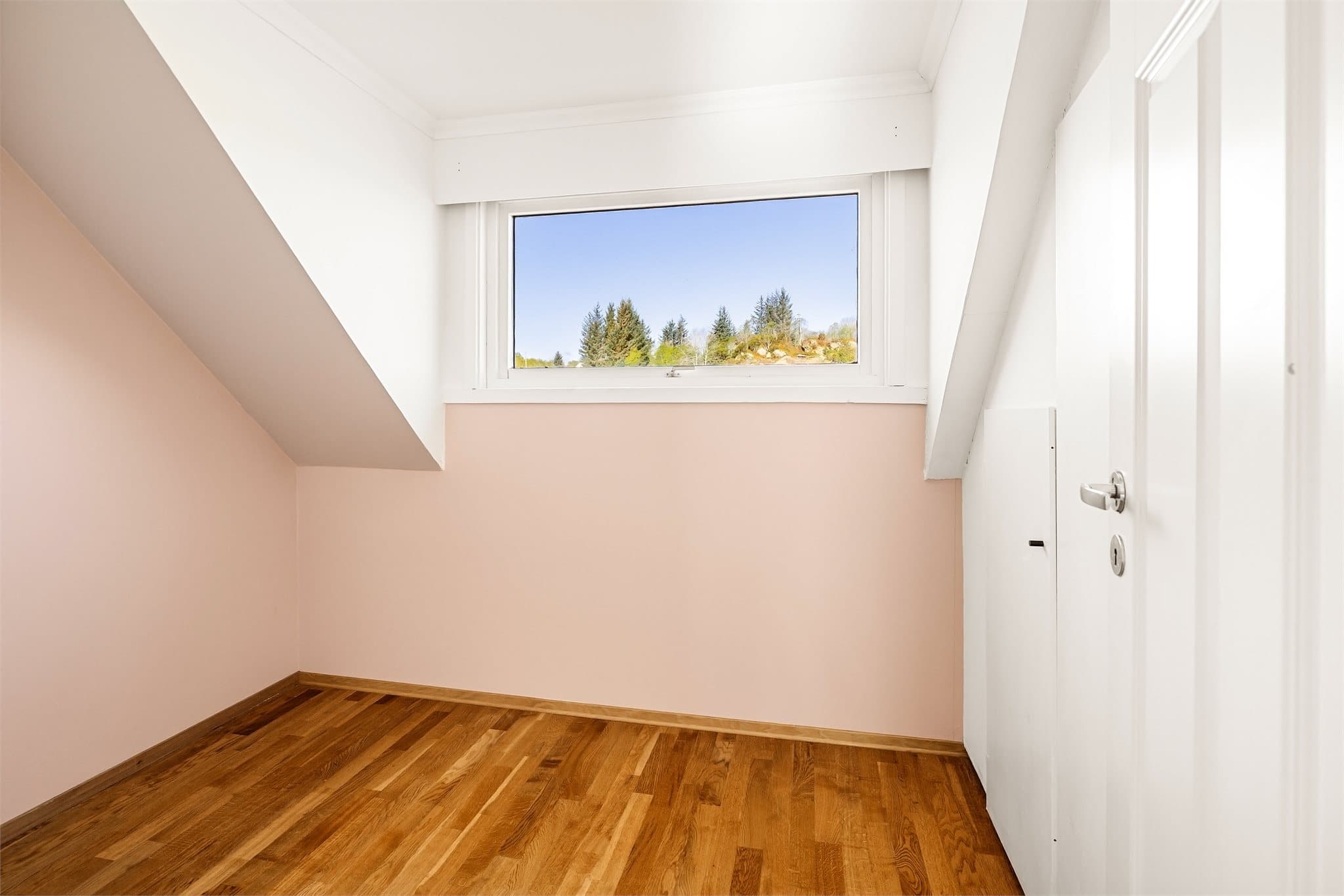 Romslig kontor på 5,3m² med plass til skrivebord i ønsket størrelse