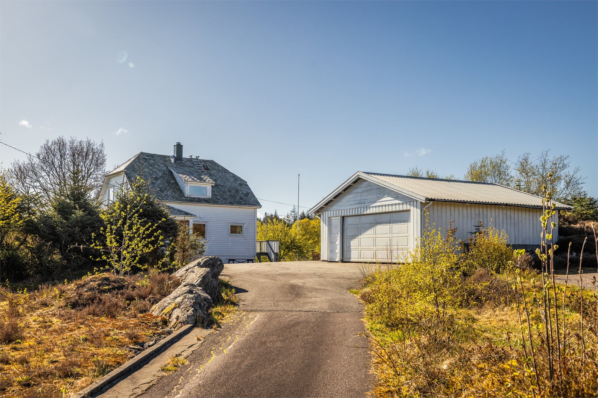 Eiendommen er omringet av flott, grønn natur