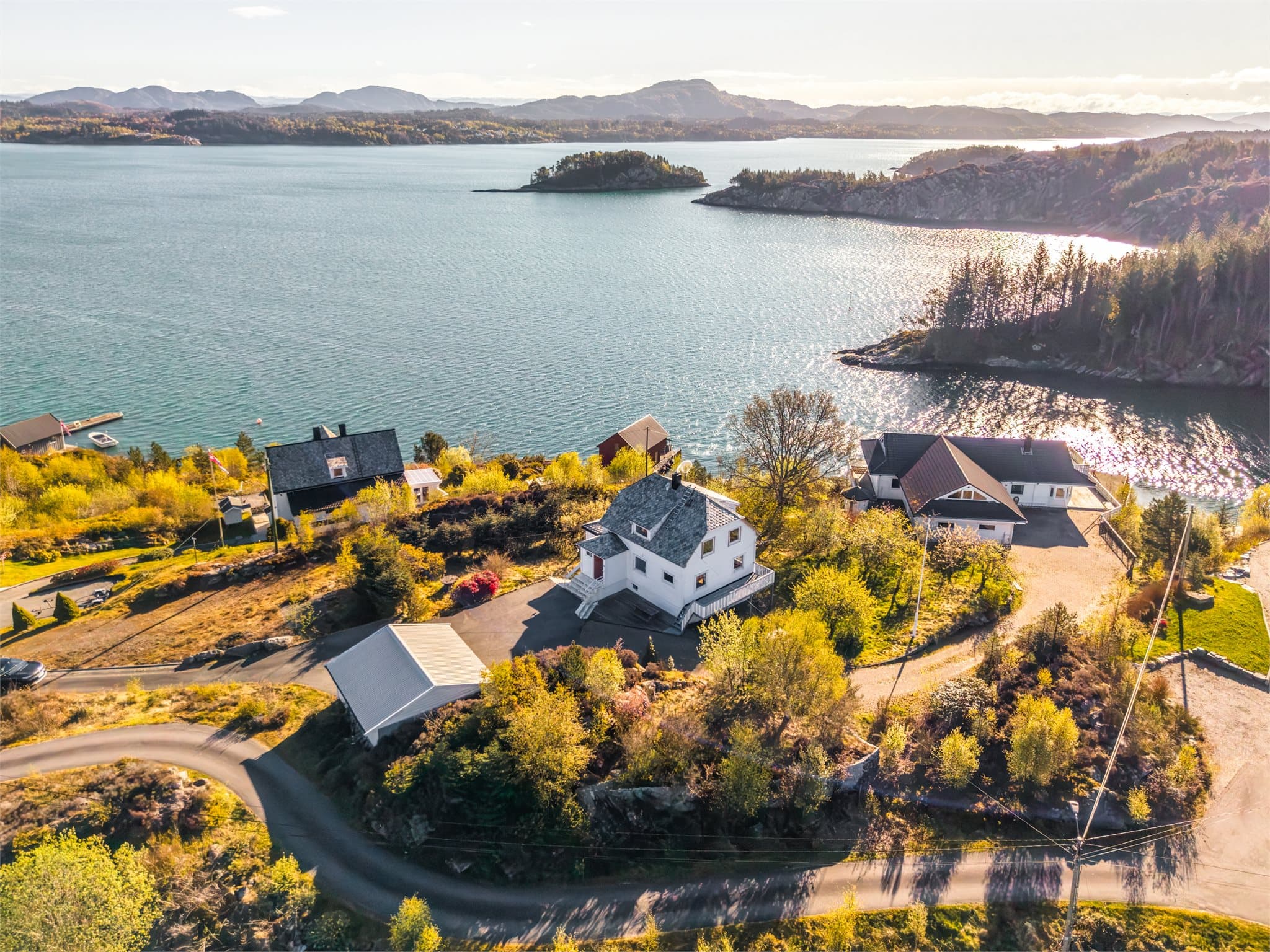 Området byr på vakre turmuligheter som Siglingavatnet lysløype og Herdla friluftsområde