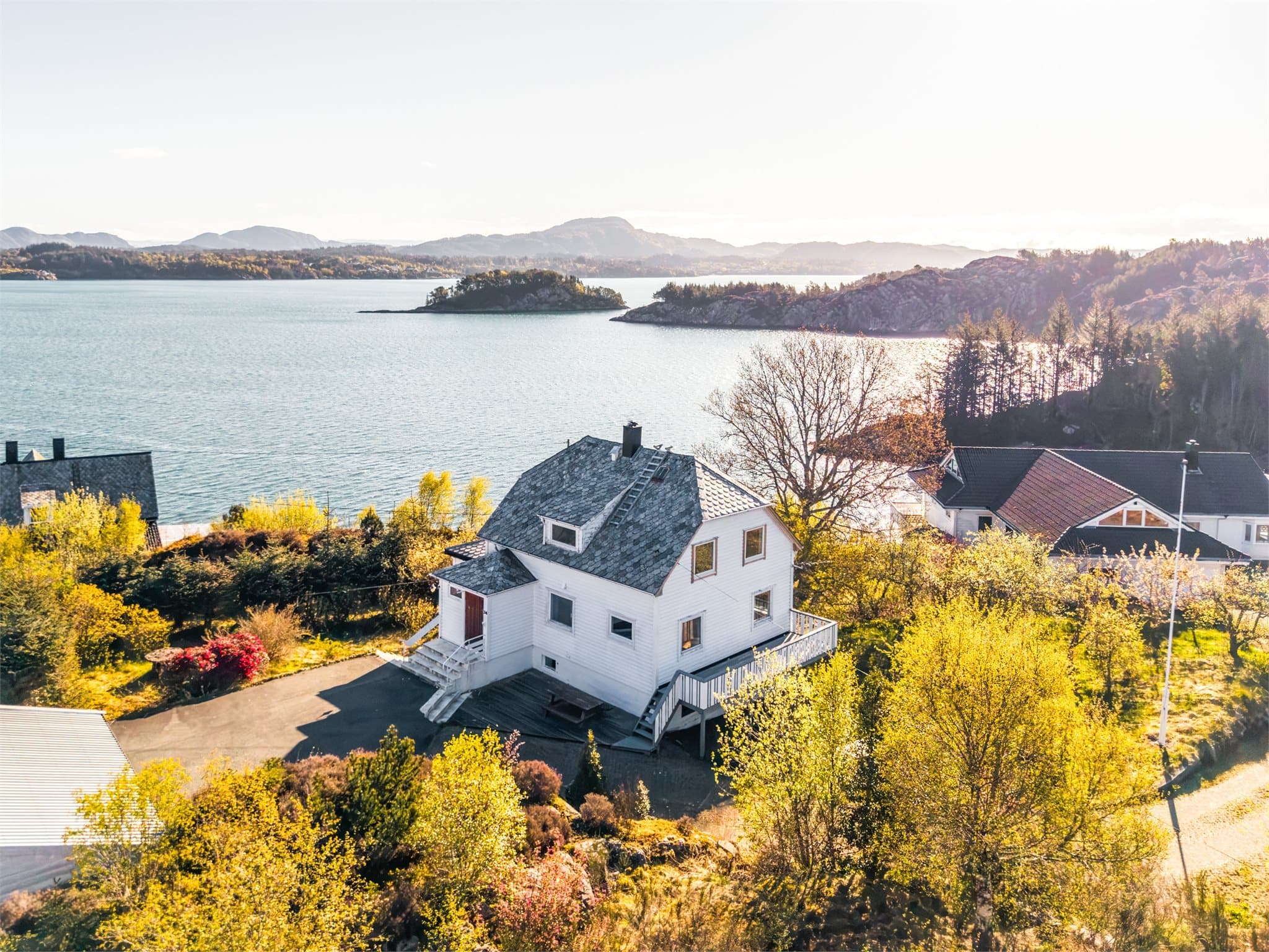 Nå har du mulighet til å sikre deg denne vakre eiendommen, midt mellom sjø og klassisk vesatlandsnatur