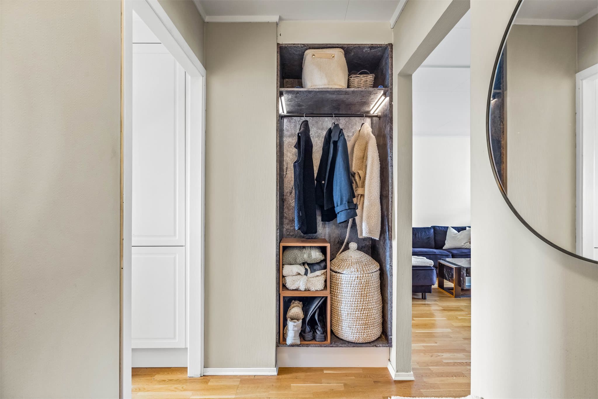 En praktisk nisje i gangen gir gode muligheter for oppbevaring av yttertøy og sko.