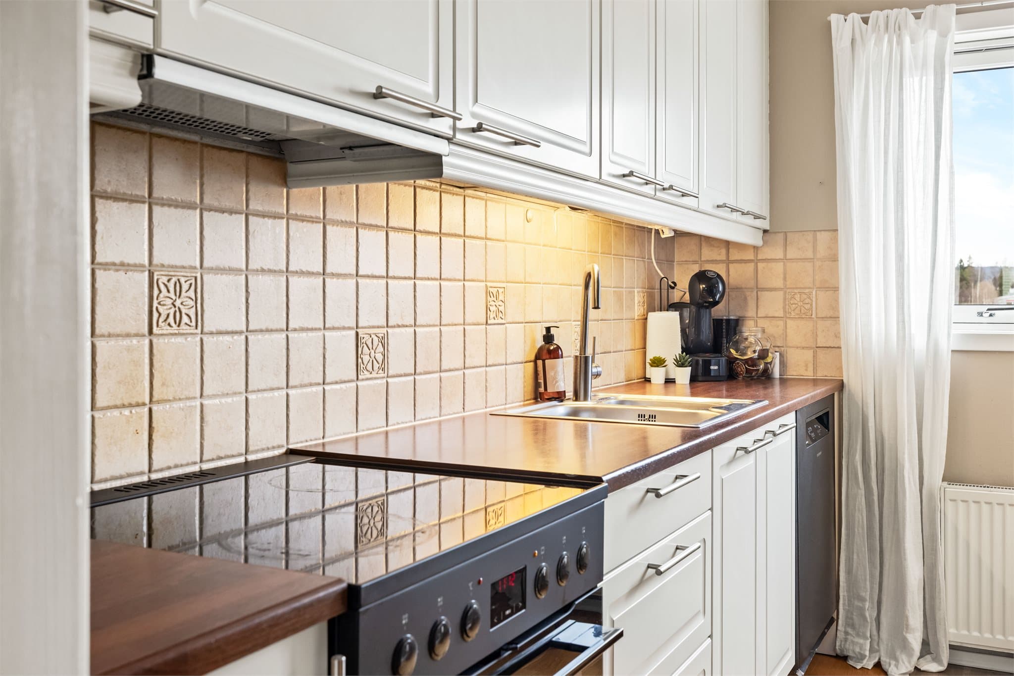 Kjøkkenet er utstyrt med kjøkkenventilator med kullfilter og har godt med skap- og benkeplass.