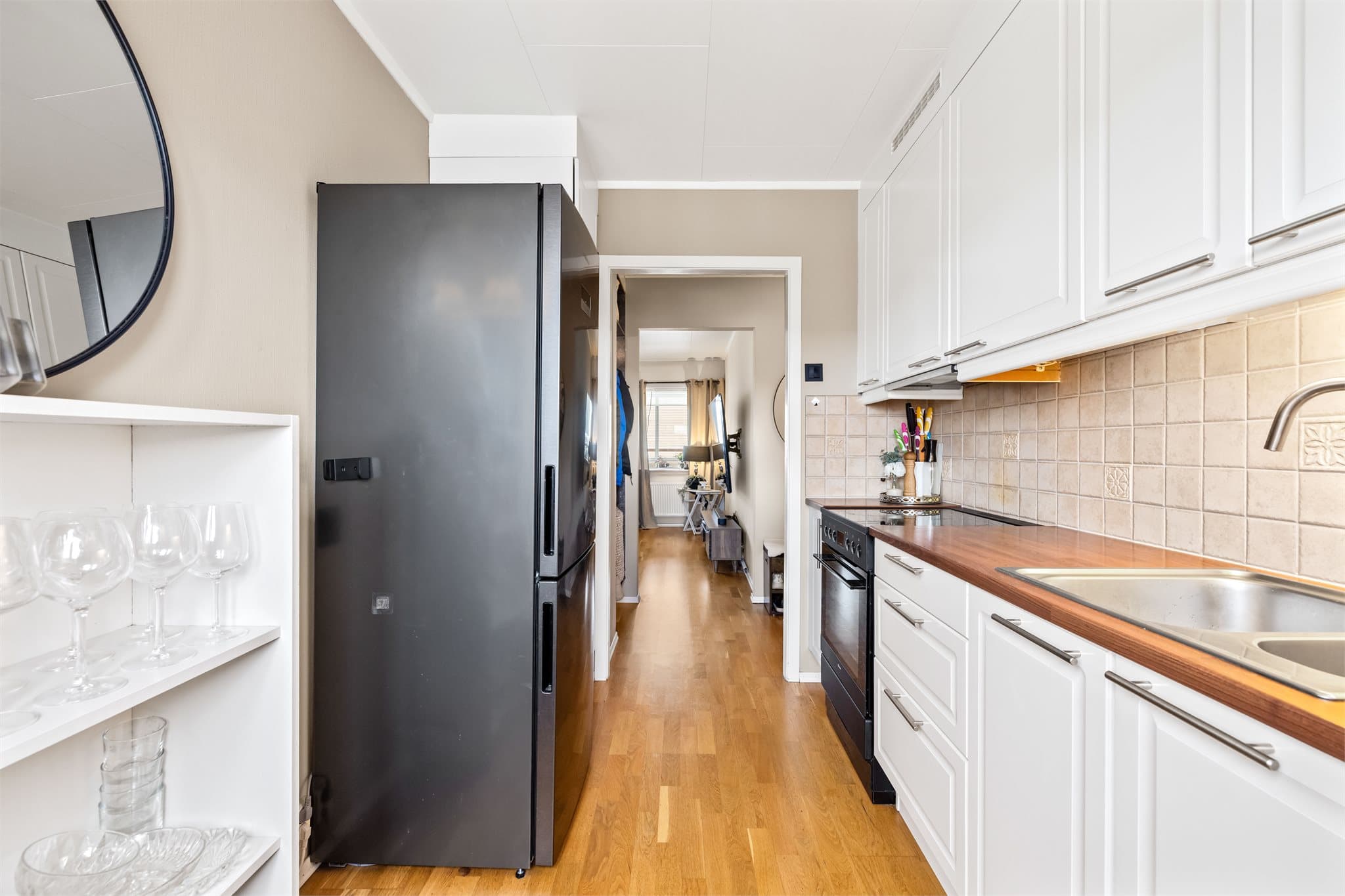 Fra kjøkkenet er det en åpen passasje videre inn mot stuen, noe som skaper en god romfølelse.