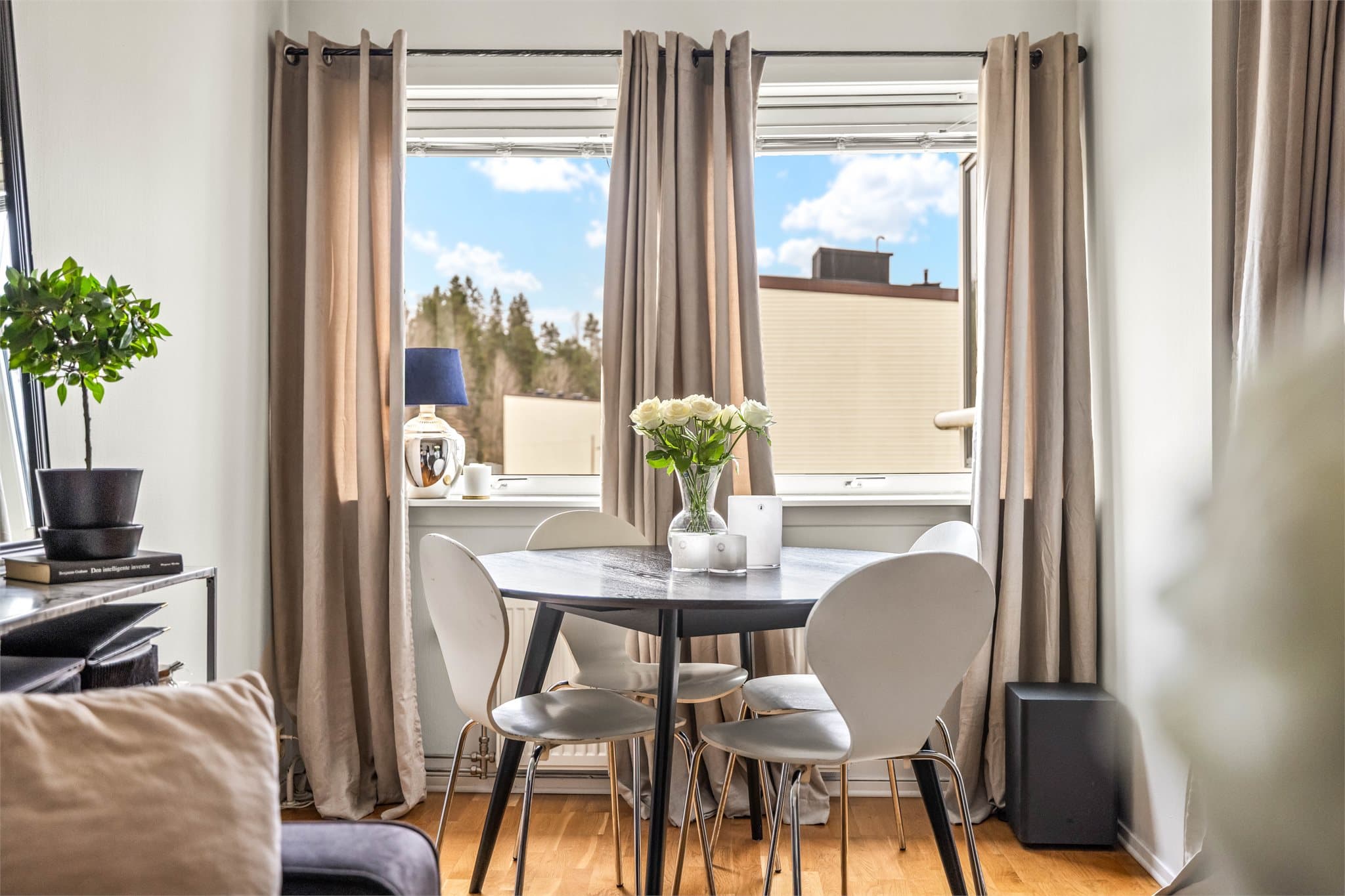 Stuen har plass til både sofagruppe og spisebord, med vinduer som slipper inn dagslys.