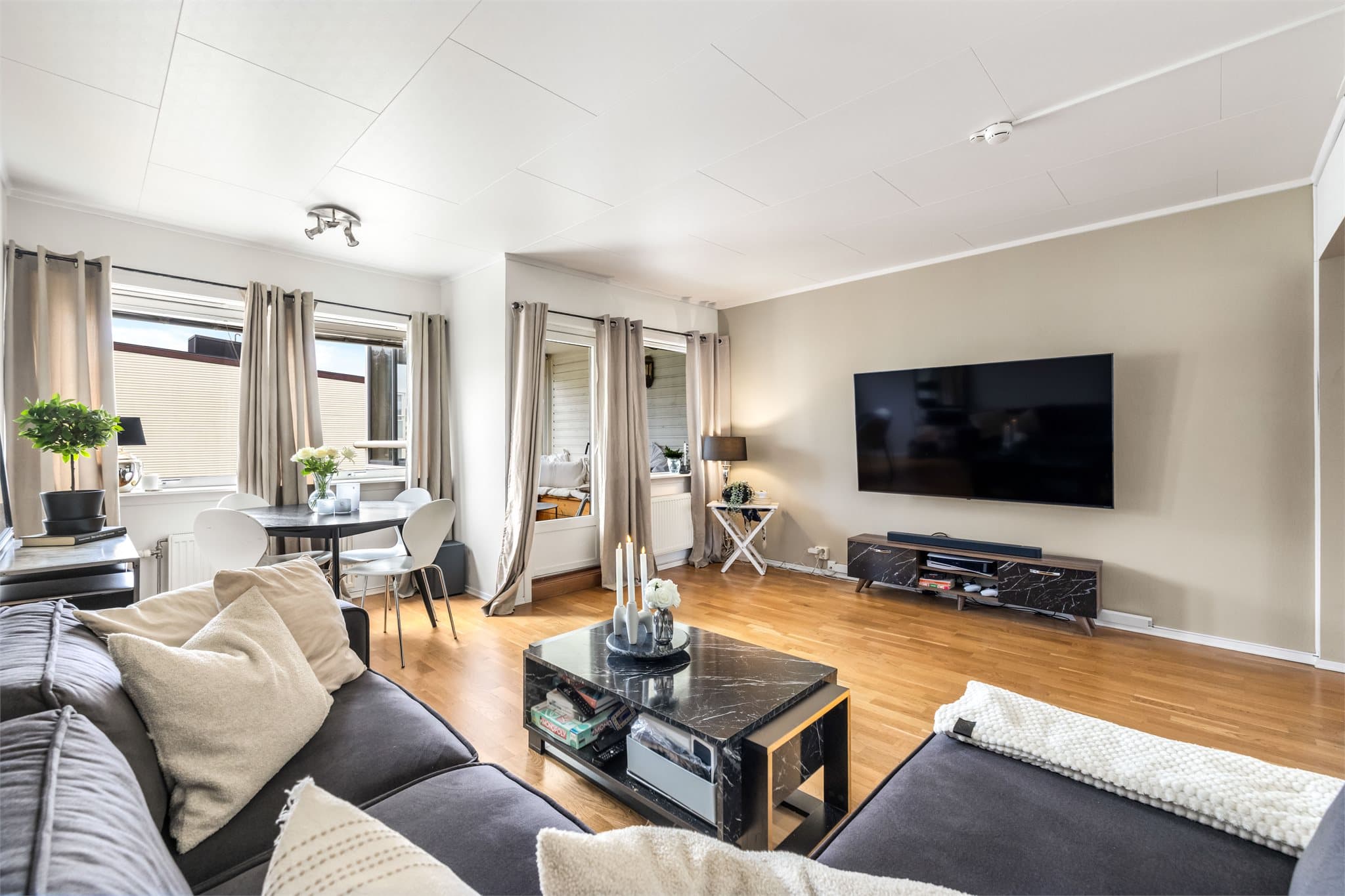 Stuen er romslig og lett å møblere etter eget ønske.