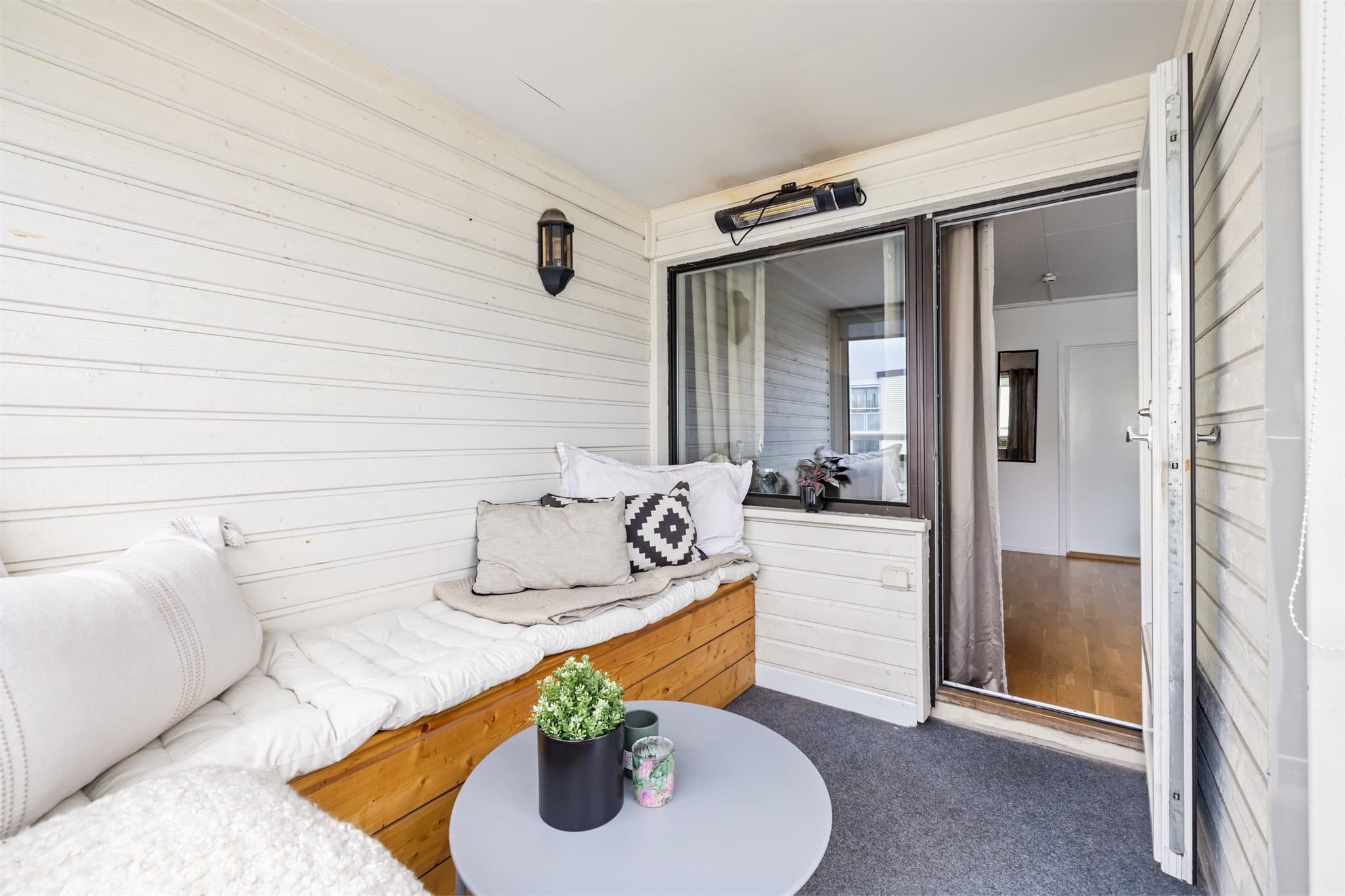 Den innglassede, sydvendte balkongen på 6 m² fungerer som et ekstra rom store deler av året.