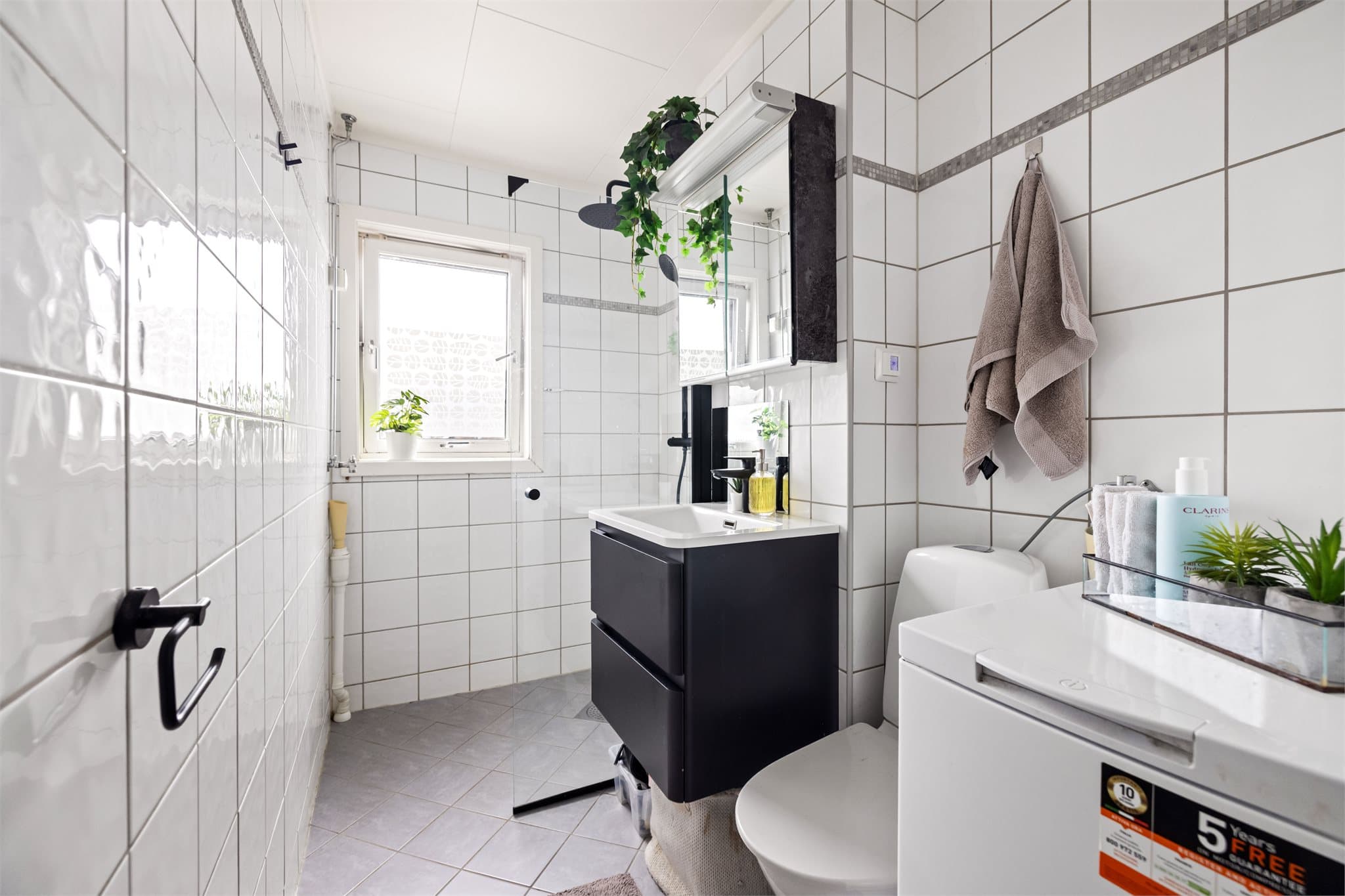 Flislagt bad med elektriske varmekabler i gulvet, oppgradert i 2010.