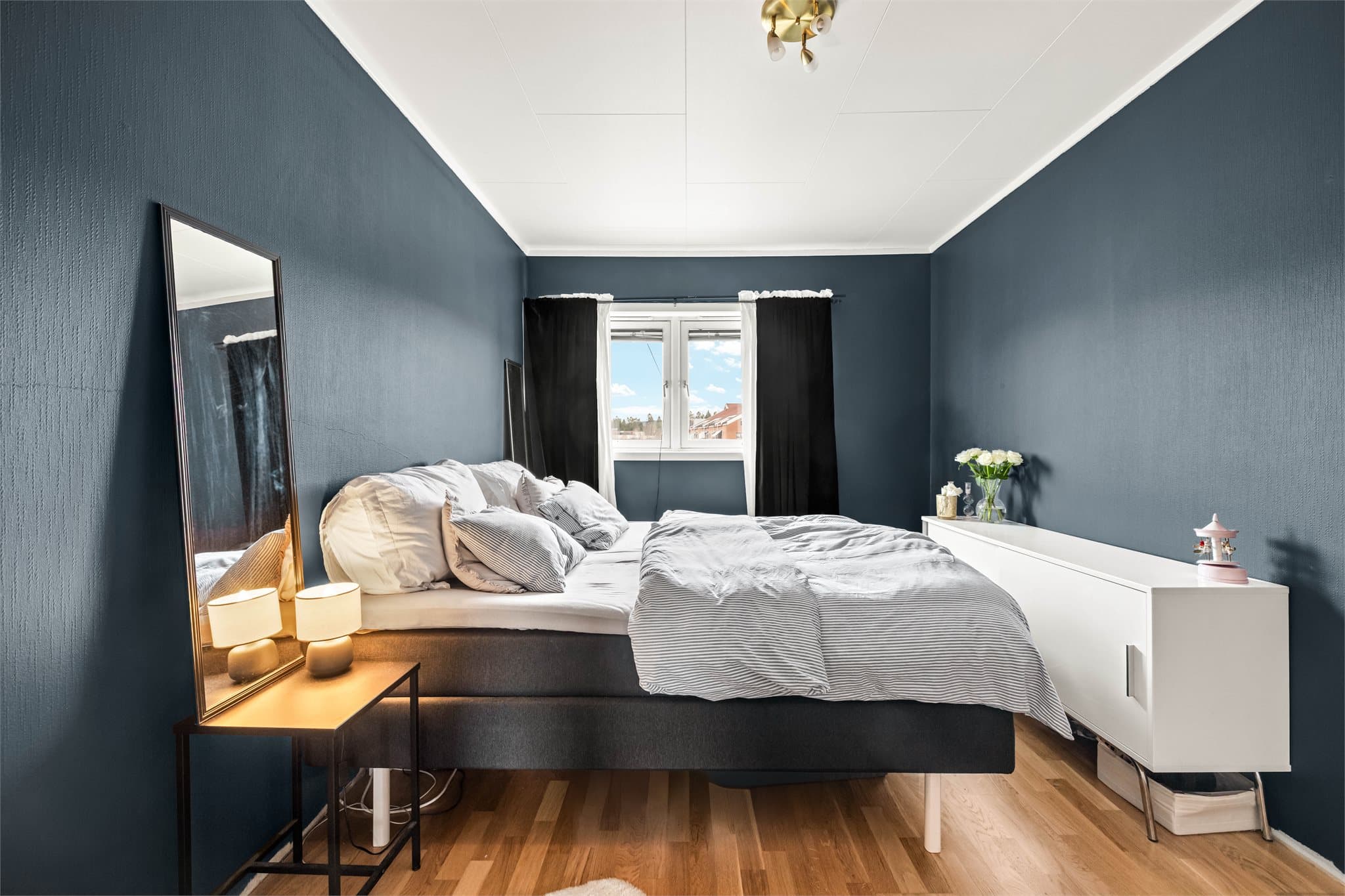 Soverommet har god plass til dobbeltseng og tilhørende møblement.