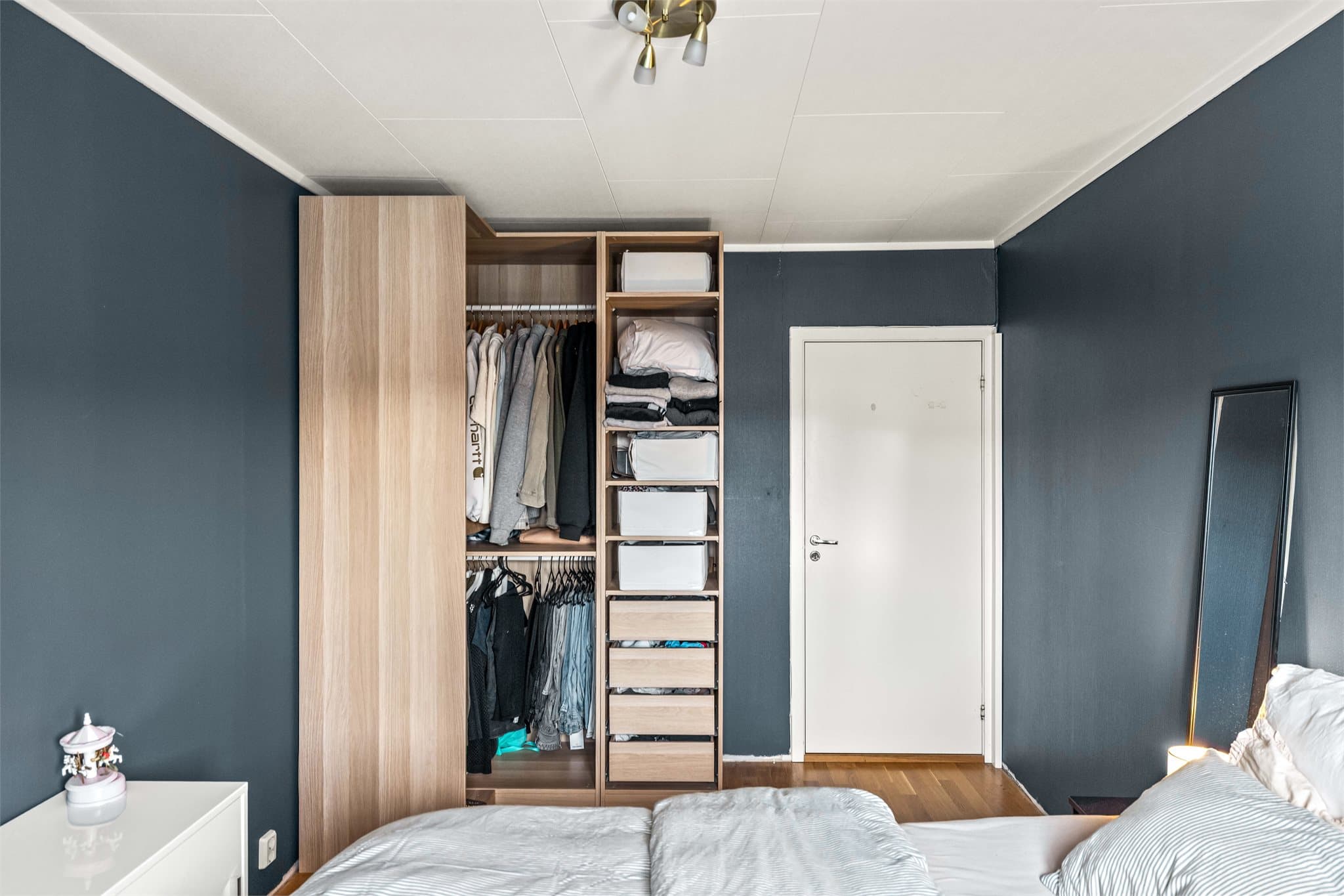 En romslig garderobeløsning gir rikelig med oppbevaringsplass.