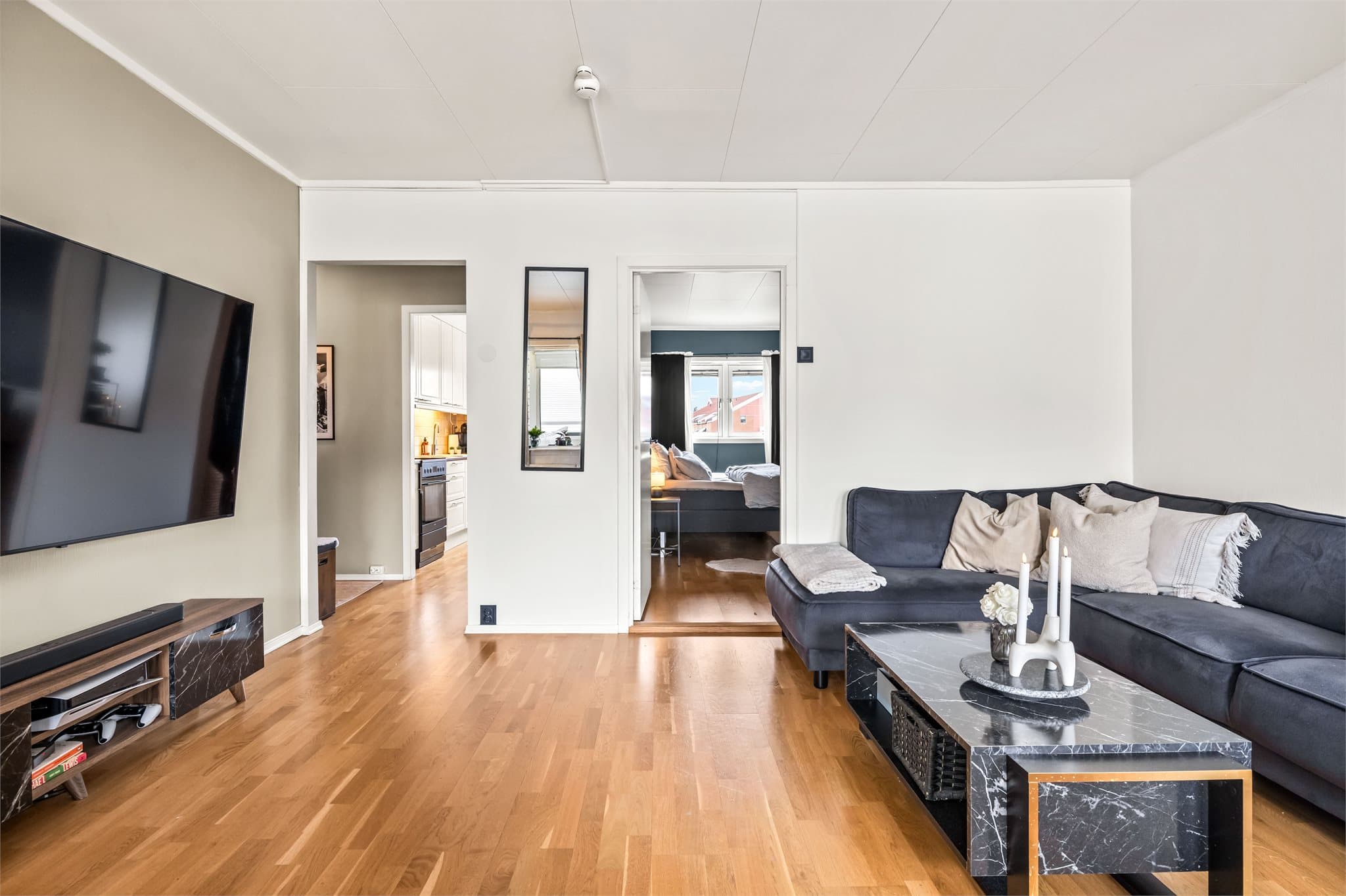 Fra stuen er det adkomst til både kjøkken og soverom, samt utgang til balkongen.