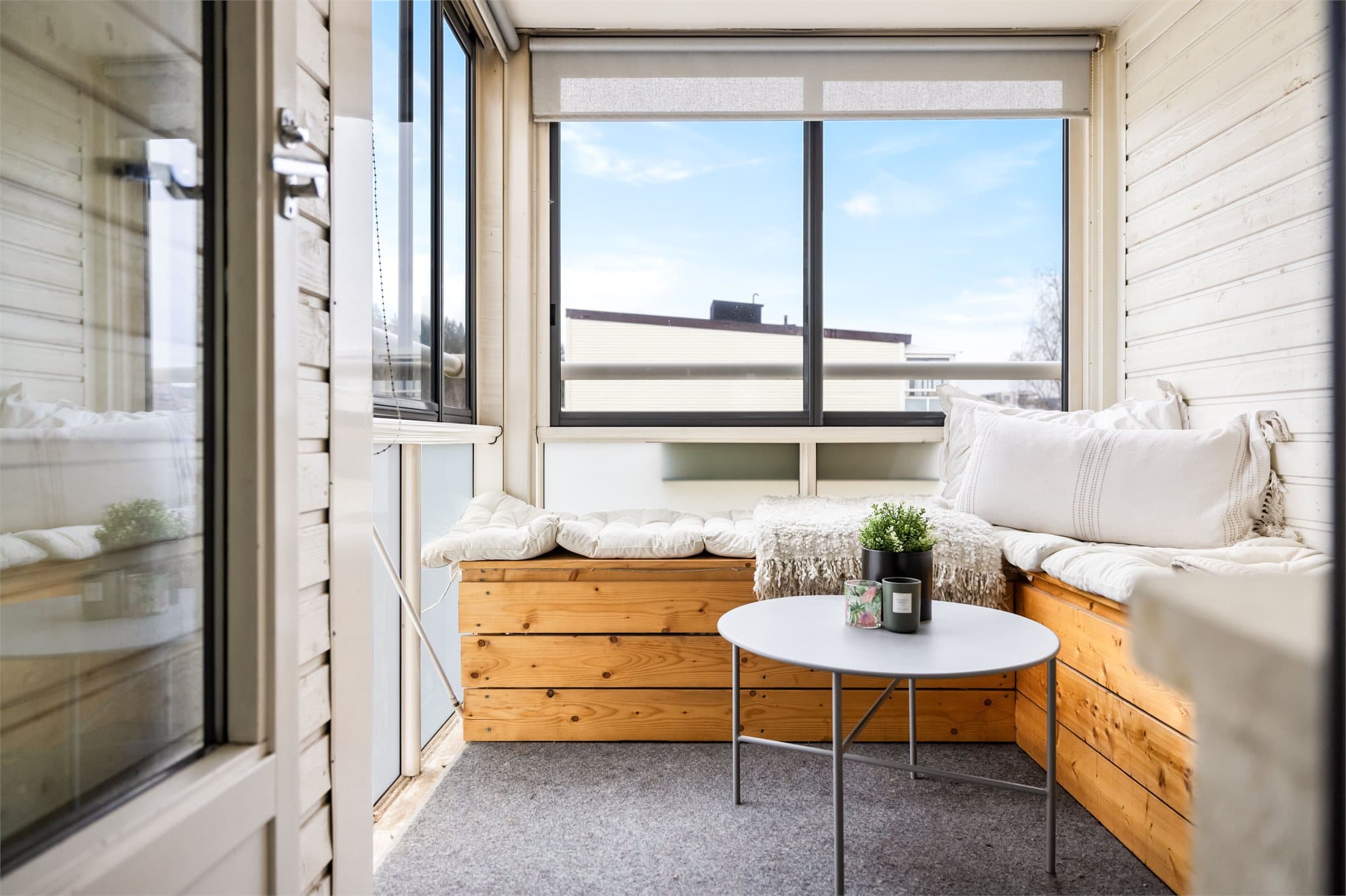 Innglassingen gjør balkongen til en lun og anvendelig uteplass.