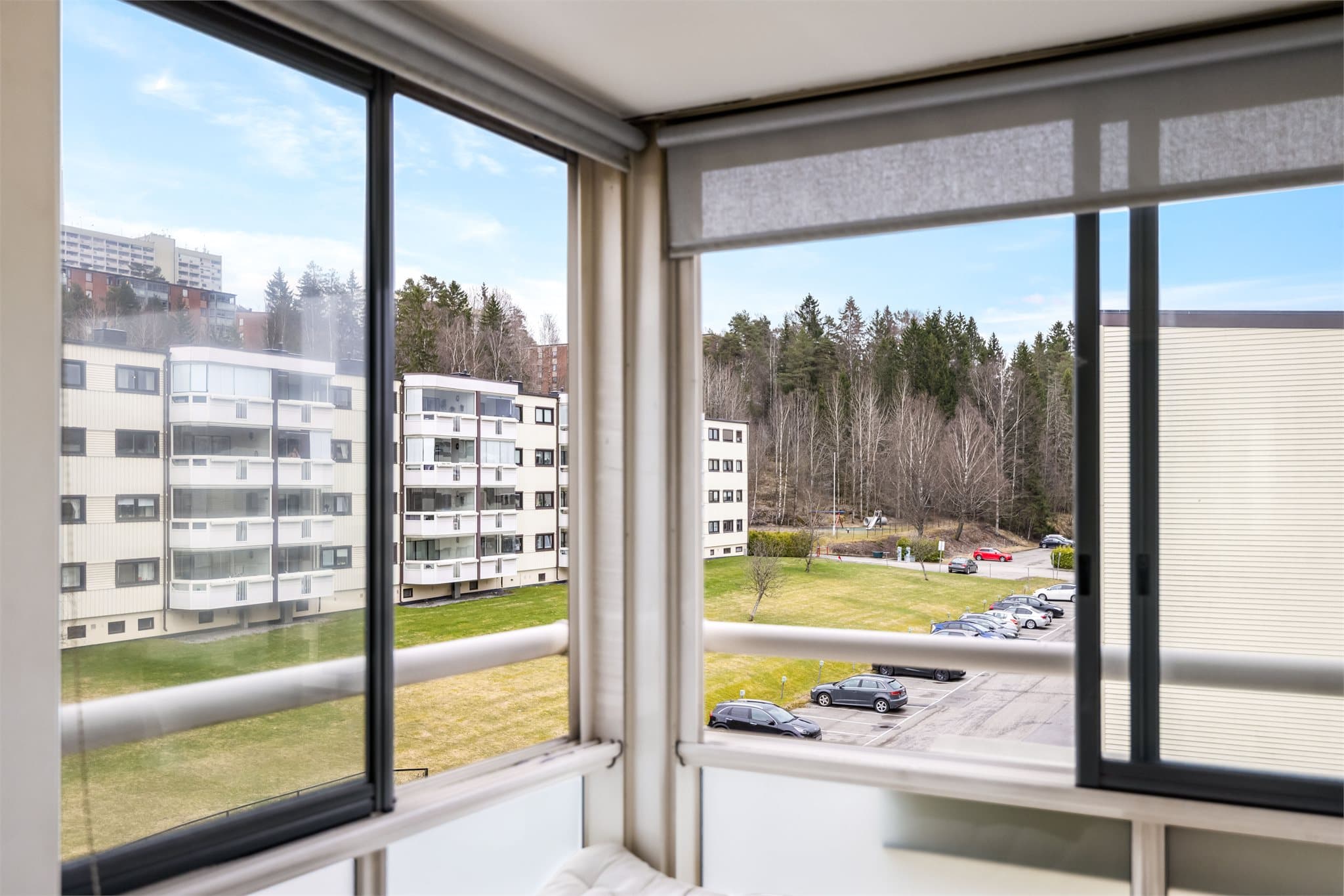Fra leiligheten har man utsyn over borettslagets grønne fellesområder.