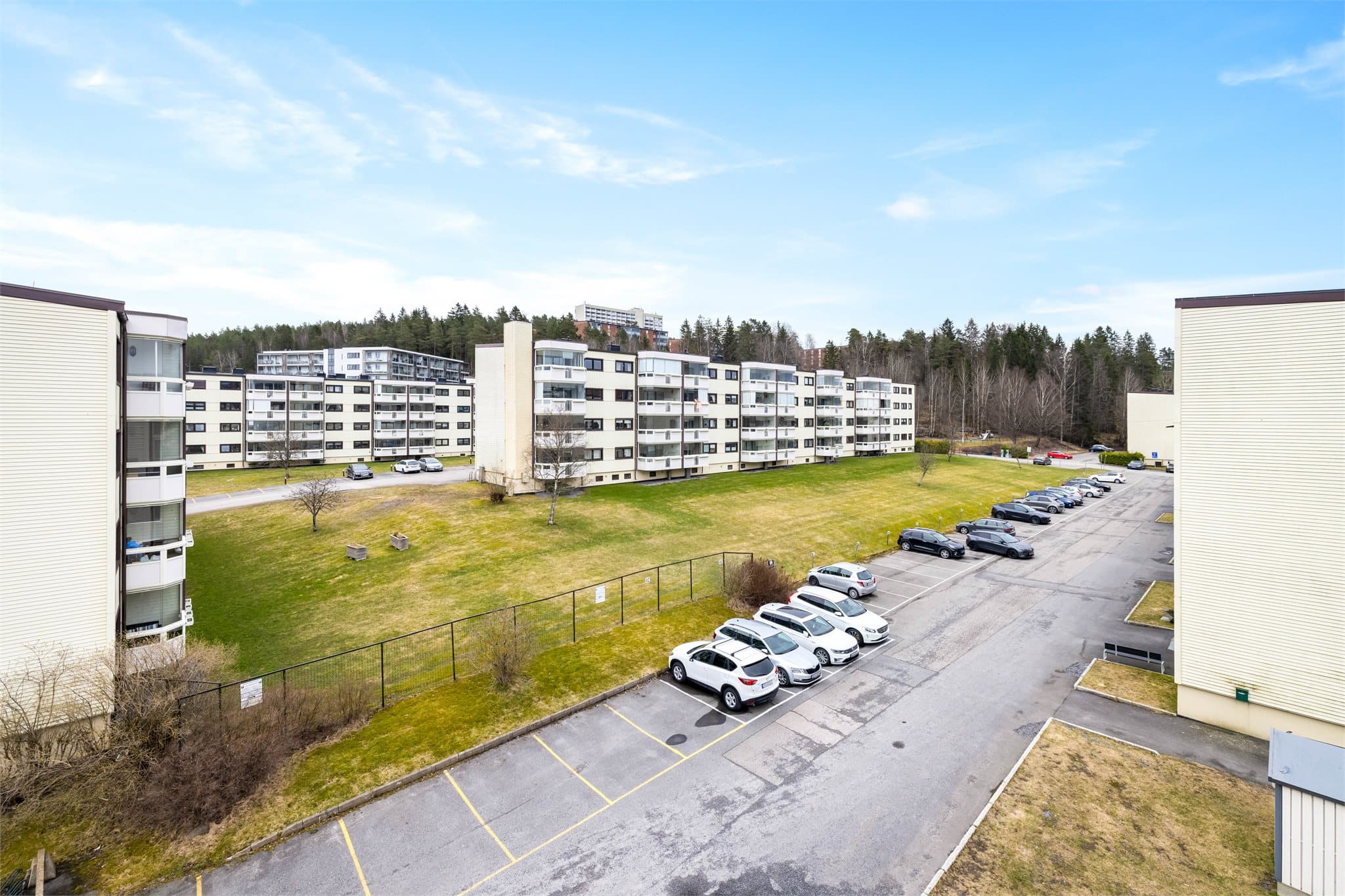 Området er rolig og tilbaketrukket, med nærhet til skog og mark.