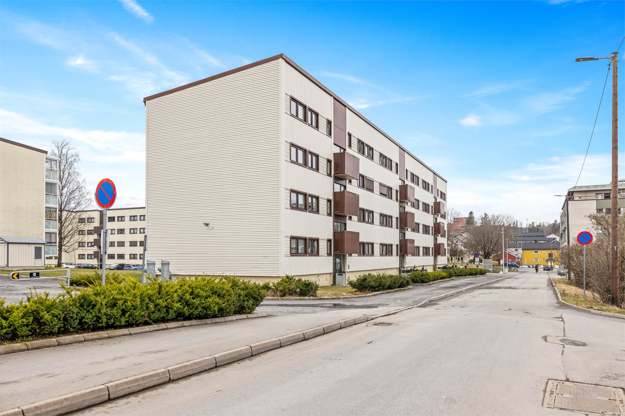 Leiligheten har en svært sentral beliggenhet i et attraktivt boligområde i Lørenskog. Herfra er det gangavstand til et bredt spekter av servicefunksjoner, inkludert to kjøpesentre, kulturhus og treningssentre.