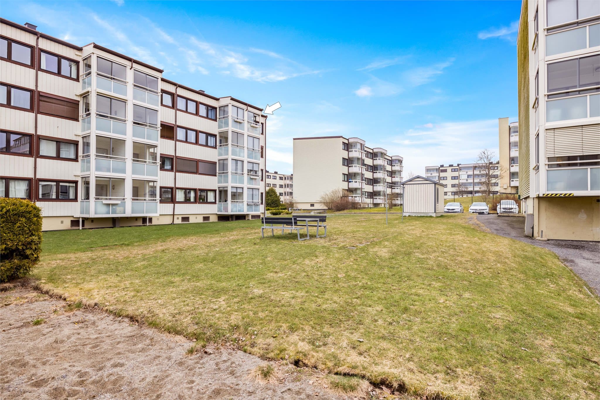 Dagligvarehandelen kan enkelt gjøres på blant annet Rema 1000 og Coop Mega på Metro Senter, som ligger i umiddelbar nærhet.