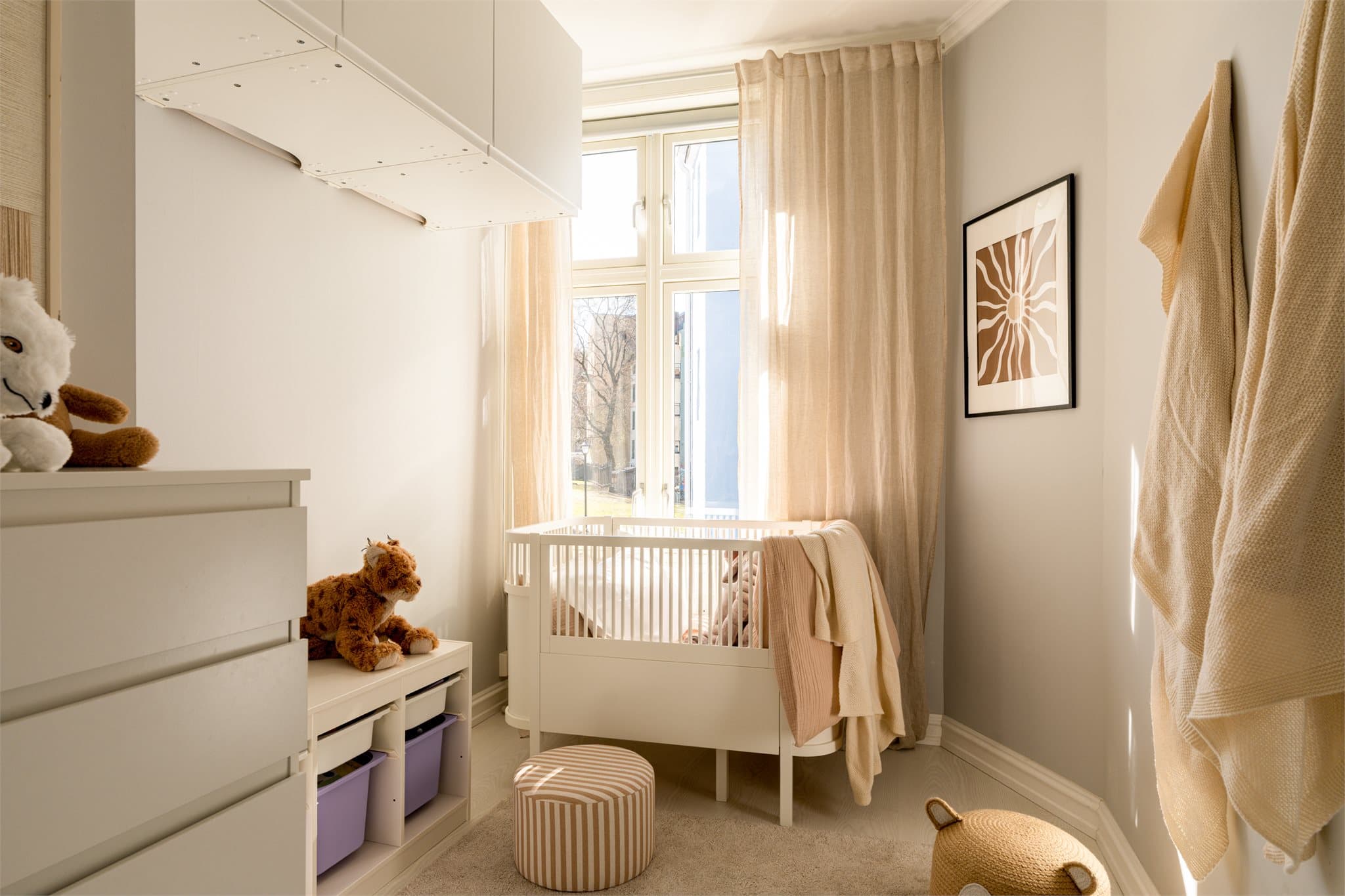 Det andre soverommet vender også mot den rolige bakgården, skjermet fra byens puls.